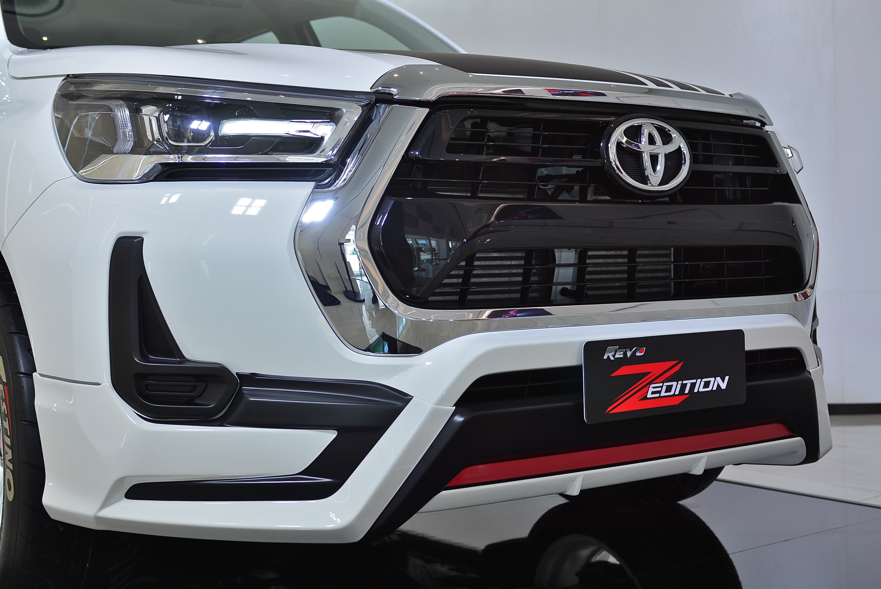 Toyota Hilux co them goi do chinh hang anh 3