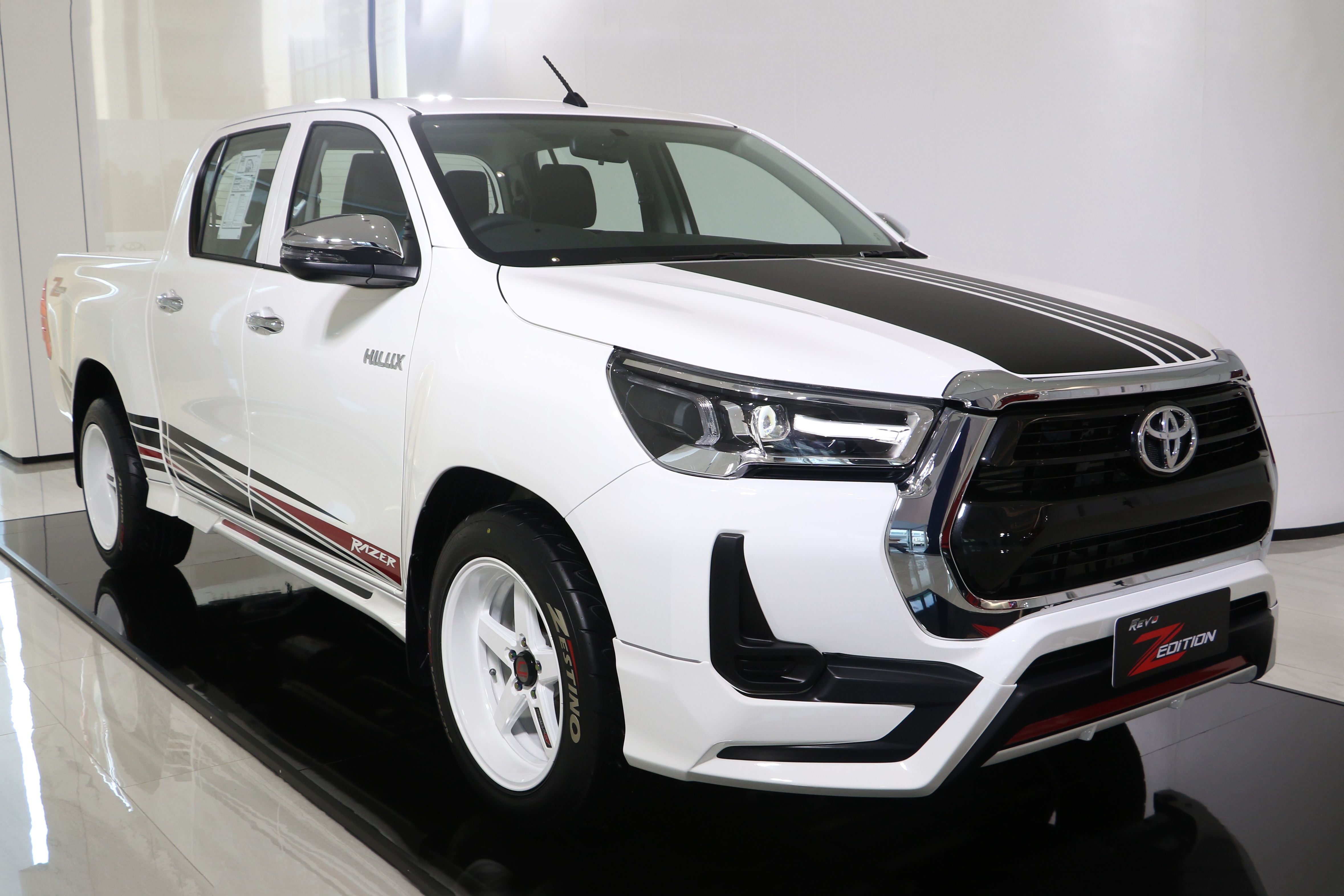 Toyota Hilux co them goi do chinh hang tai Thai Lan hinh anh