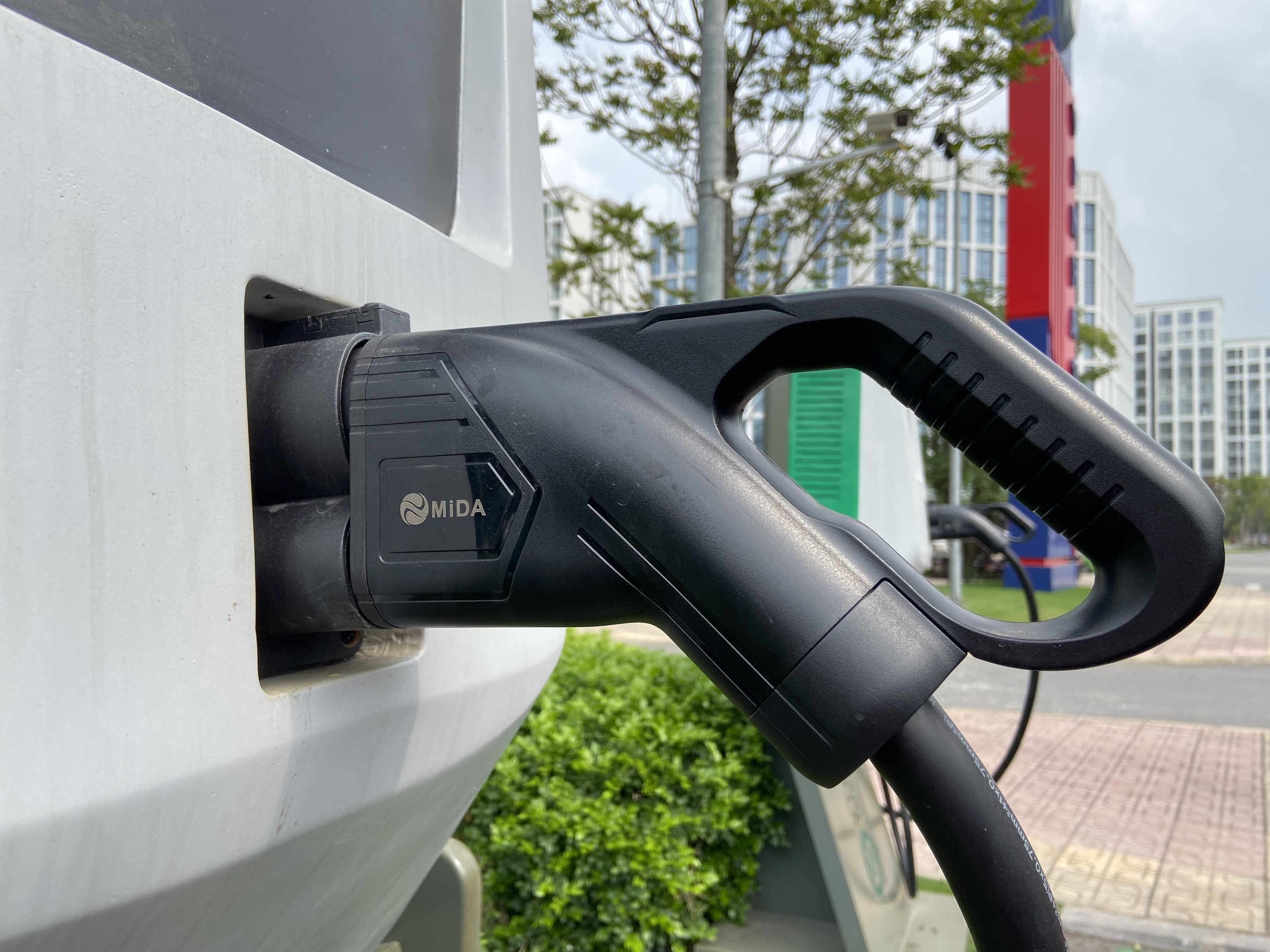 VinFast tang phi sac xe anh 1