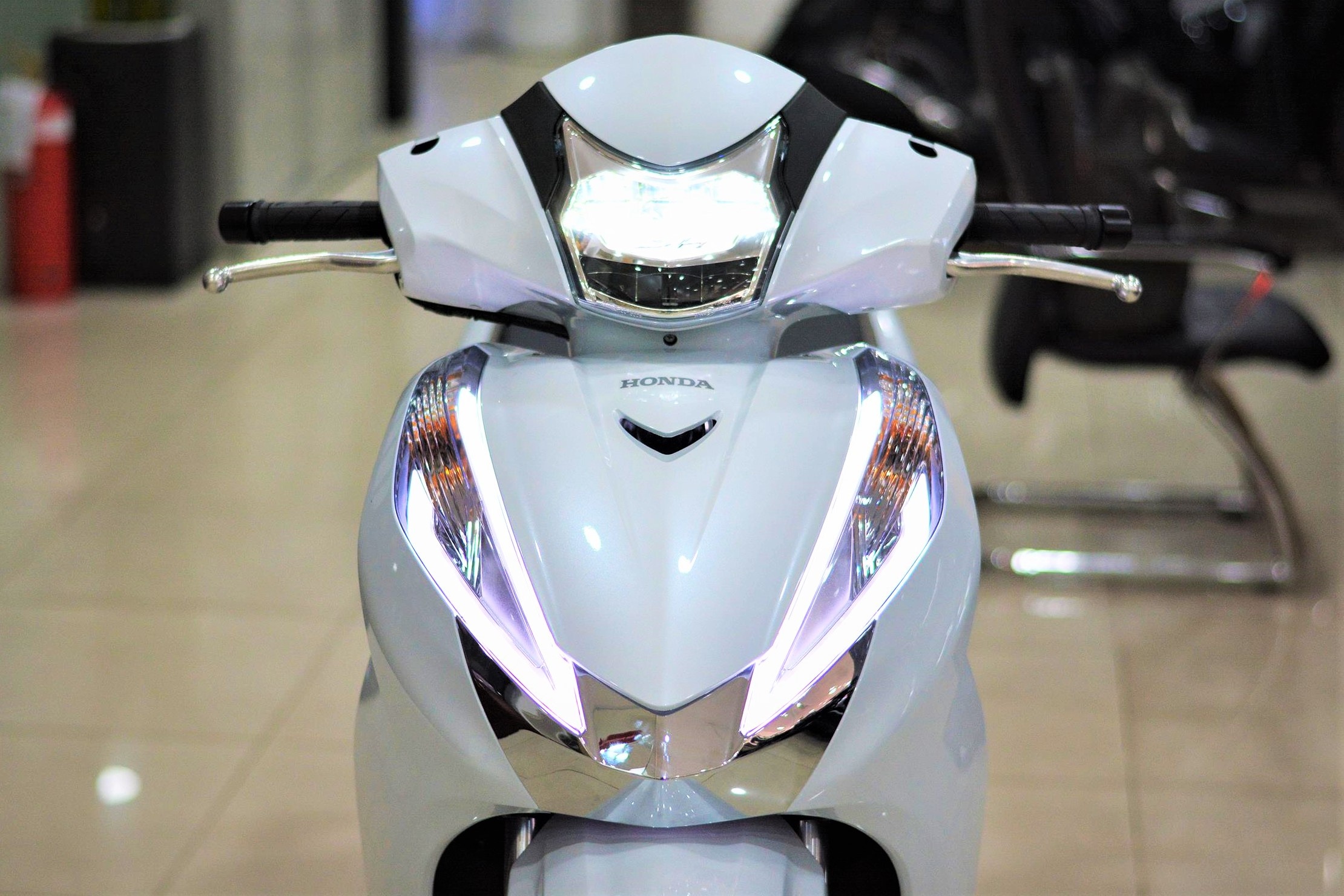 Nhung trang bi dang dan duoc 'binh dan hoa' tren xe may tai Viet Nam hinh anh