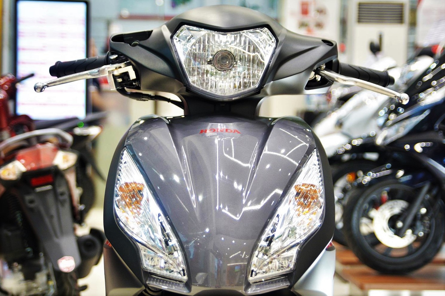 Honda Vision doi gia tai nhieu cua hang, dat nhat hon 45 trieu dong hinh anh