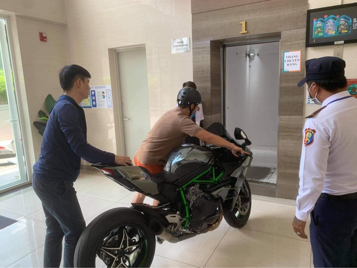 Người đàn ông mang môtô lên nhà riêng ở chung cư ảnh 1 Nguoi dan ong mang moto len nha rieng o chung cu anh 1