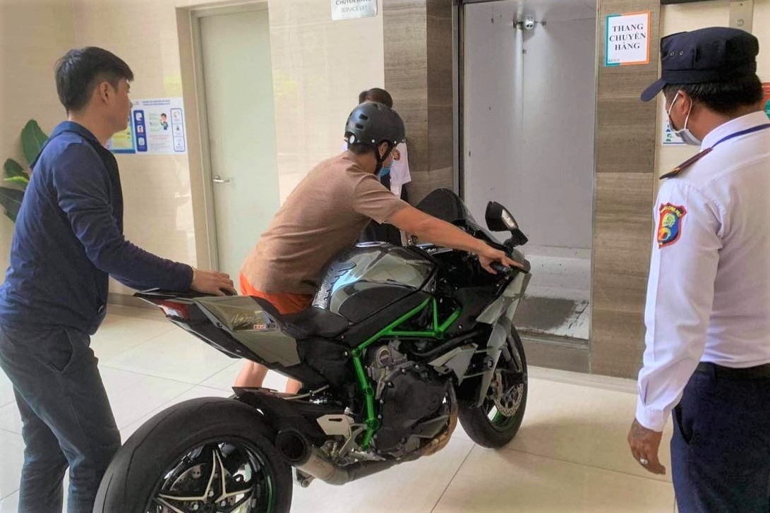 Chiec moto tien ty duoc trung bay tai can ho chung cu tang 19 hinh anh