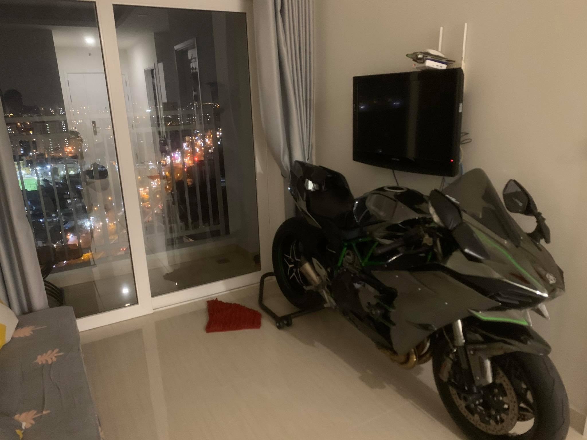 Người đàn ông mang môtô lên nhà riêng ở chung cư ảnh 3 Nguoi dan ong mang moto len nha rieng o chung cu anh 3
