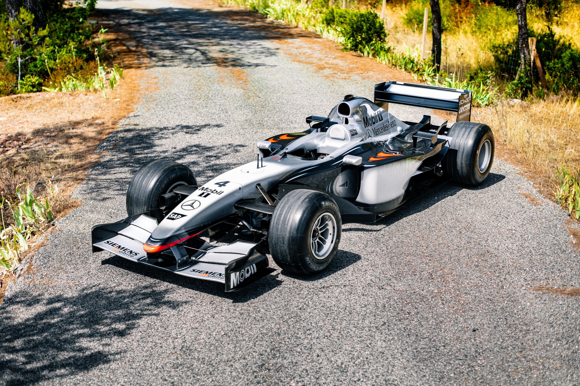 Xe đua F1 chuyên nghiệp được mang ra đấu giá ảnh 1 Xe dua F1 chuyen nghiep duoc mang ra dau gia anh 1