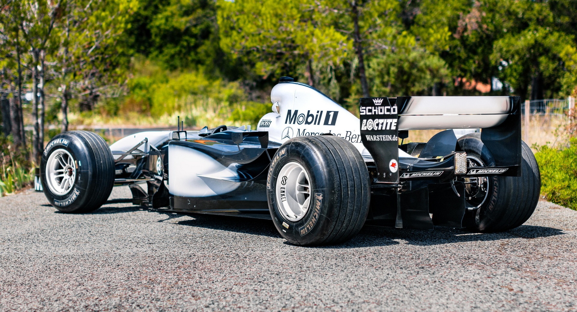 Xe đua F1 chuyên nghiệp được mang ra đấu giá ảnh 3 Xe dua F1 chuyen nghiep duoc mang ra dau gia anh 3