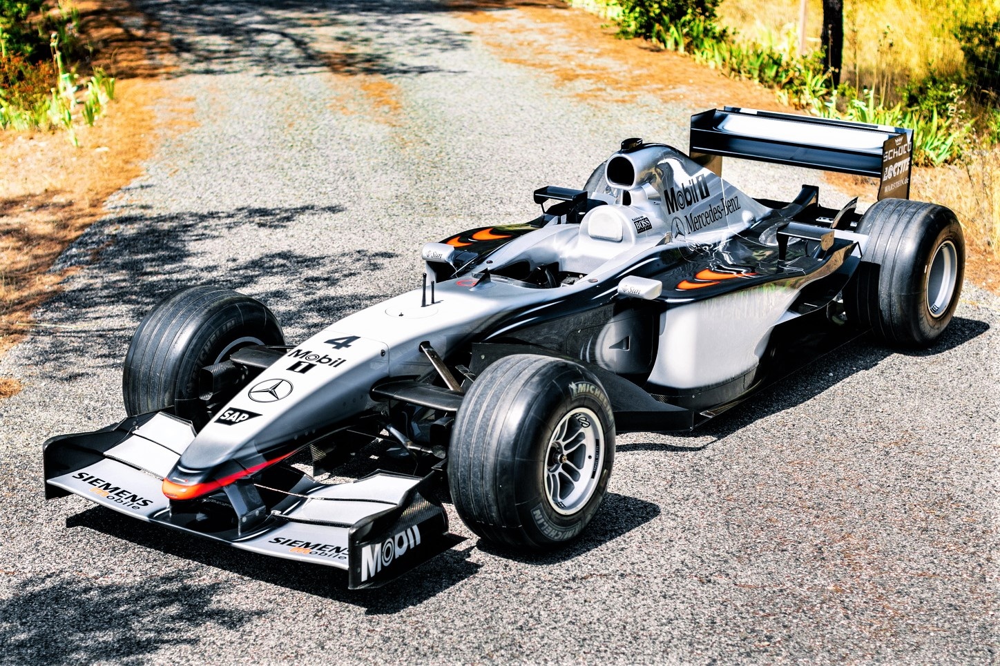 Xe dua F1 cua McLaren duoc mang ra dau gia hinh anh