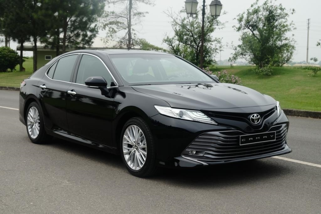 Toi co nen mua Toyota Camry 2018 gia 950 trieu dong? hinh anh