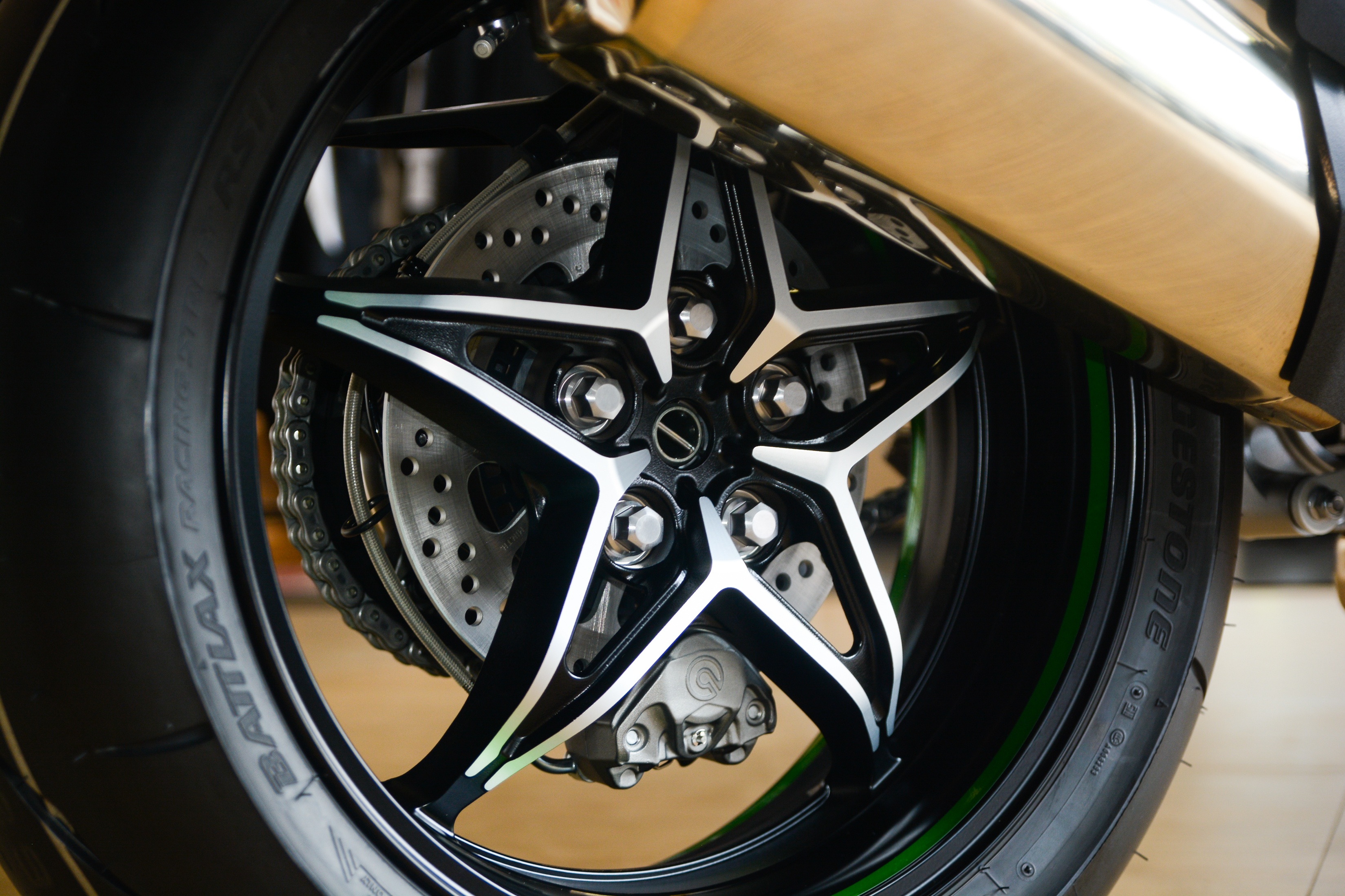 Chi tiet sieu moto Kawasaki Ninja H2 Carbon anh 12