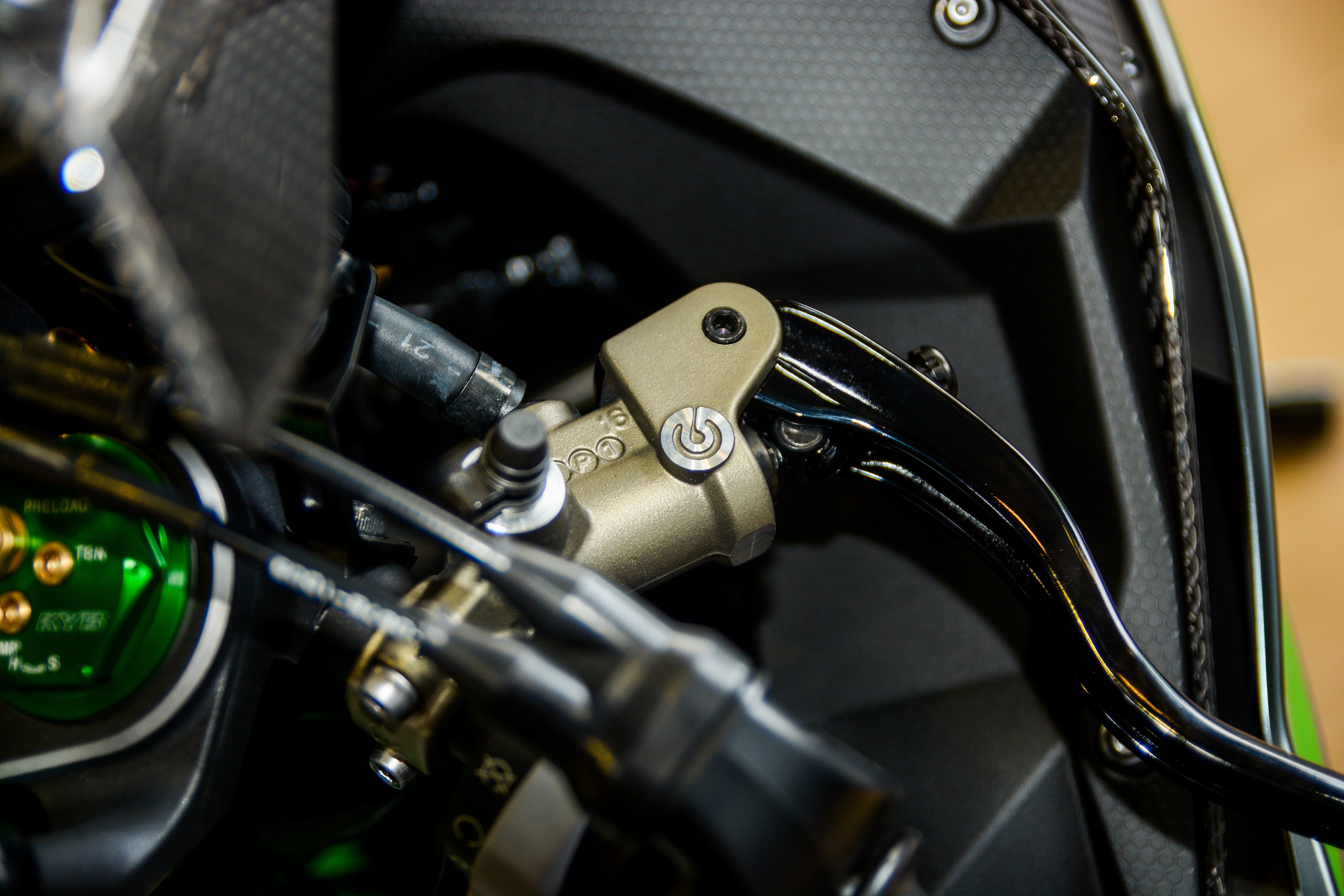 Chi tiet sieu moto Kawasaki Ninja H2 Carbon anh 8