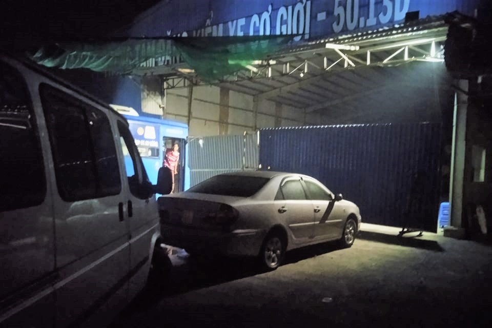 Chu xe ngu qua dem truoc tram dang kiem o TP.HCM hinh anh