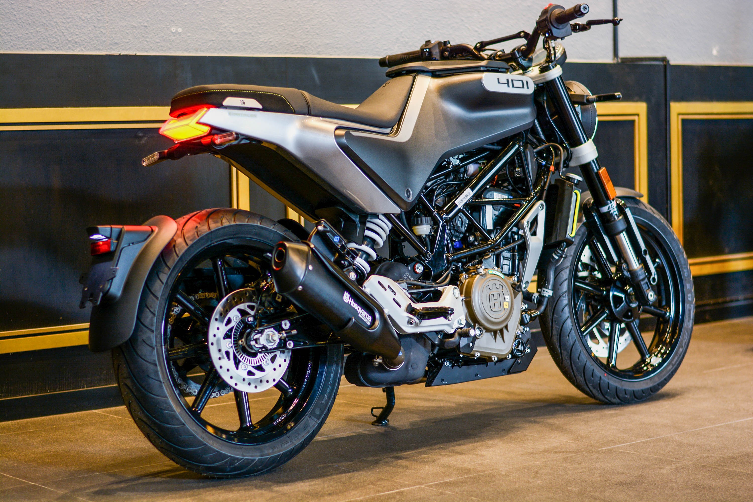 Bo doi moto Husqvarna chinh hang anh 15