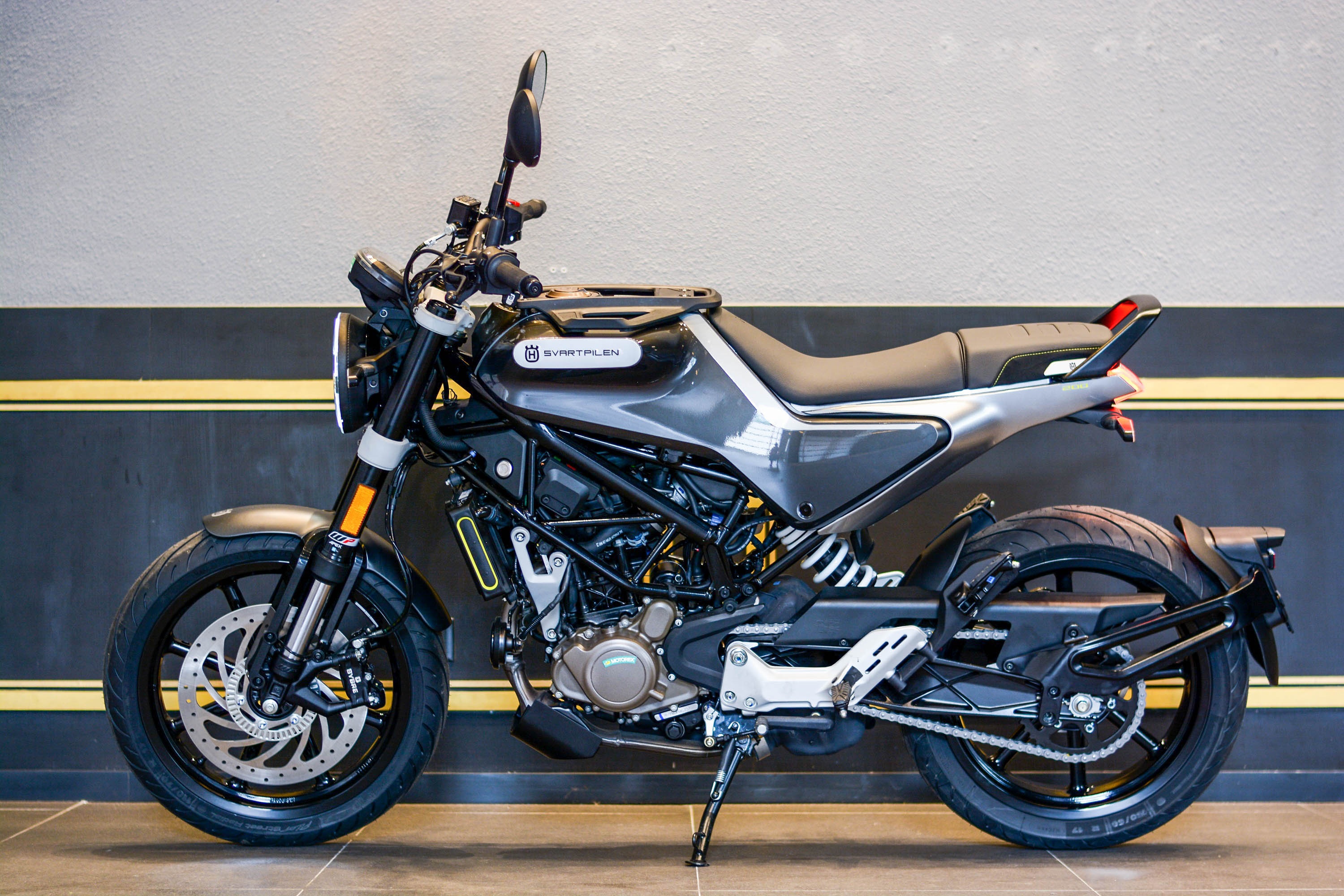 Bo doi moto Husqvarna chinh hang anh 3