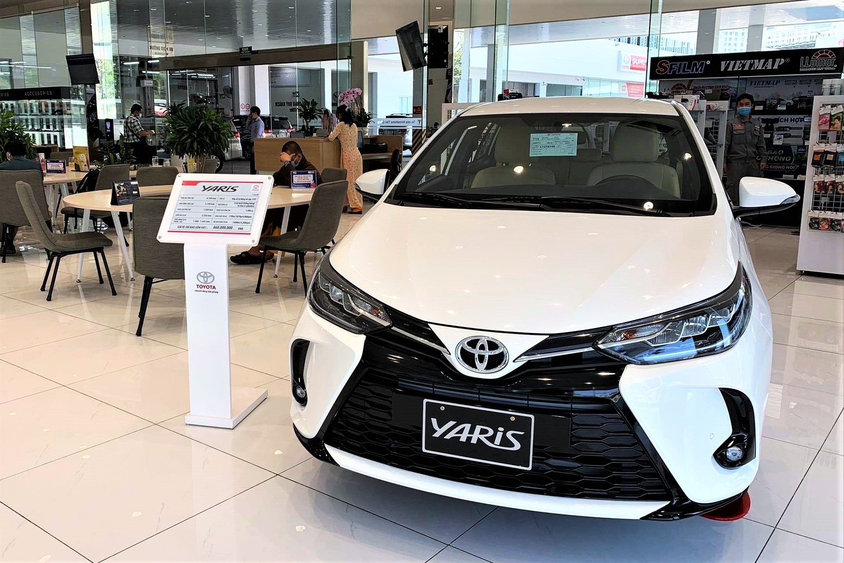 Showroom oto nhon nhip tro lai sau gian cach hinh anh