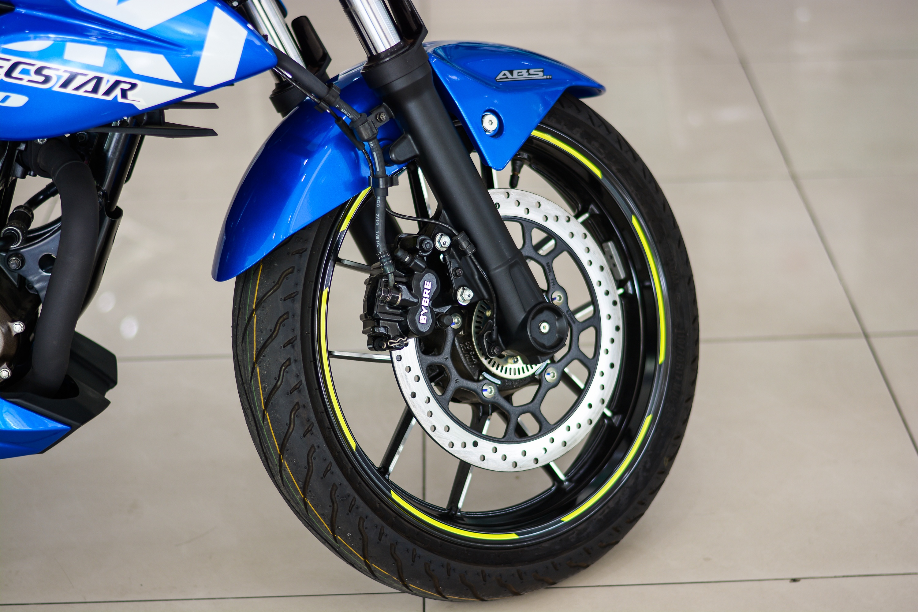 Chi tiết nakedbike Suzuki Gixxer 250 ảnh 3 Chi tiet nakedbike Suzuki Gixxer 250 anh 3