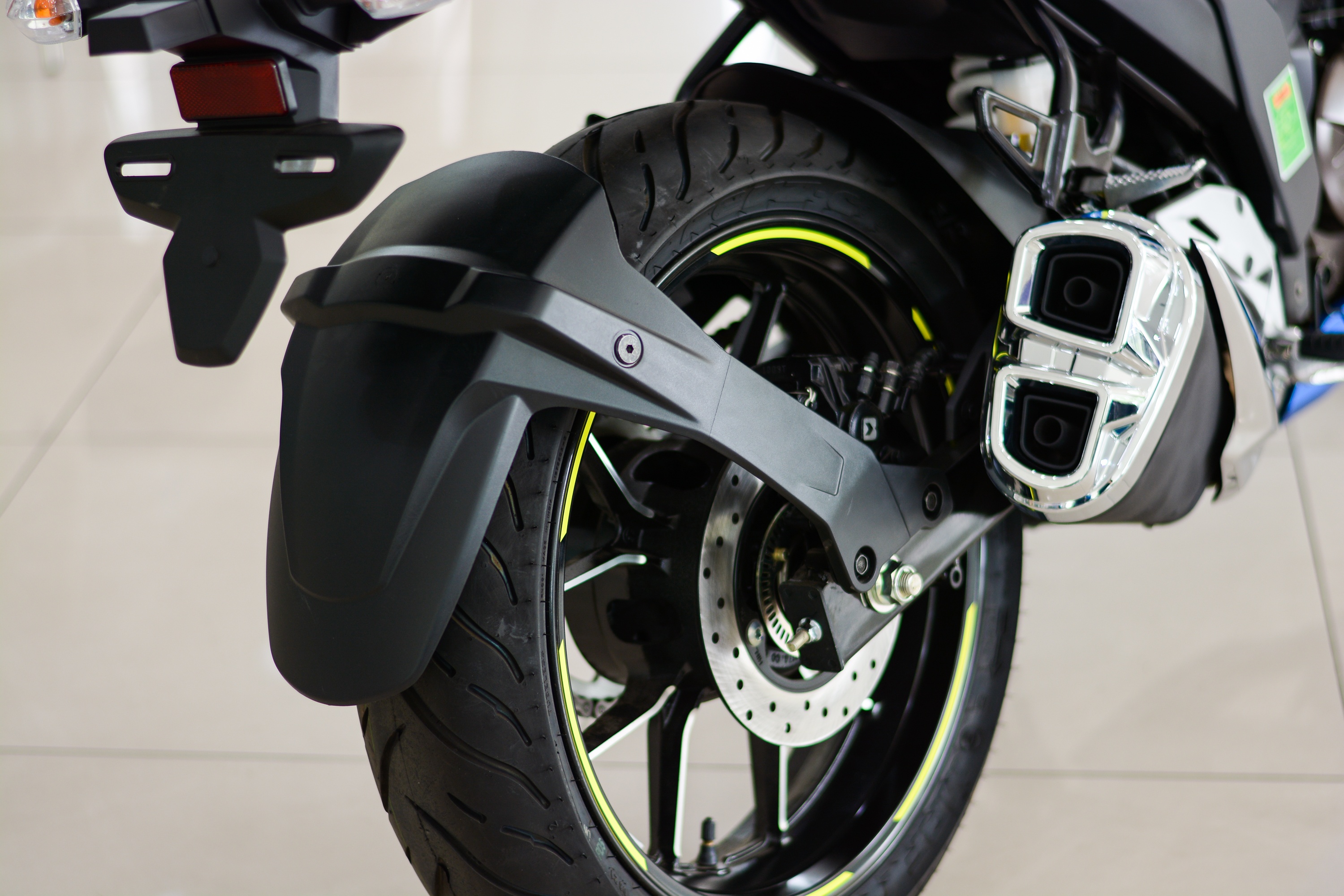 Cận cảnh Suzuki Gixxer SF250 vừa ra mắt ảnh 10 Can canh Suzuki Gixxer SF250 vua ra mat anh 10