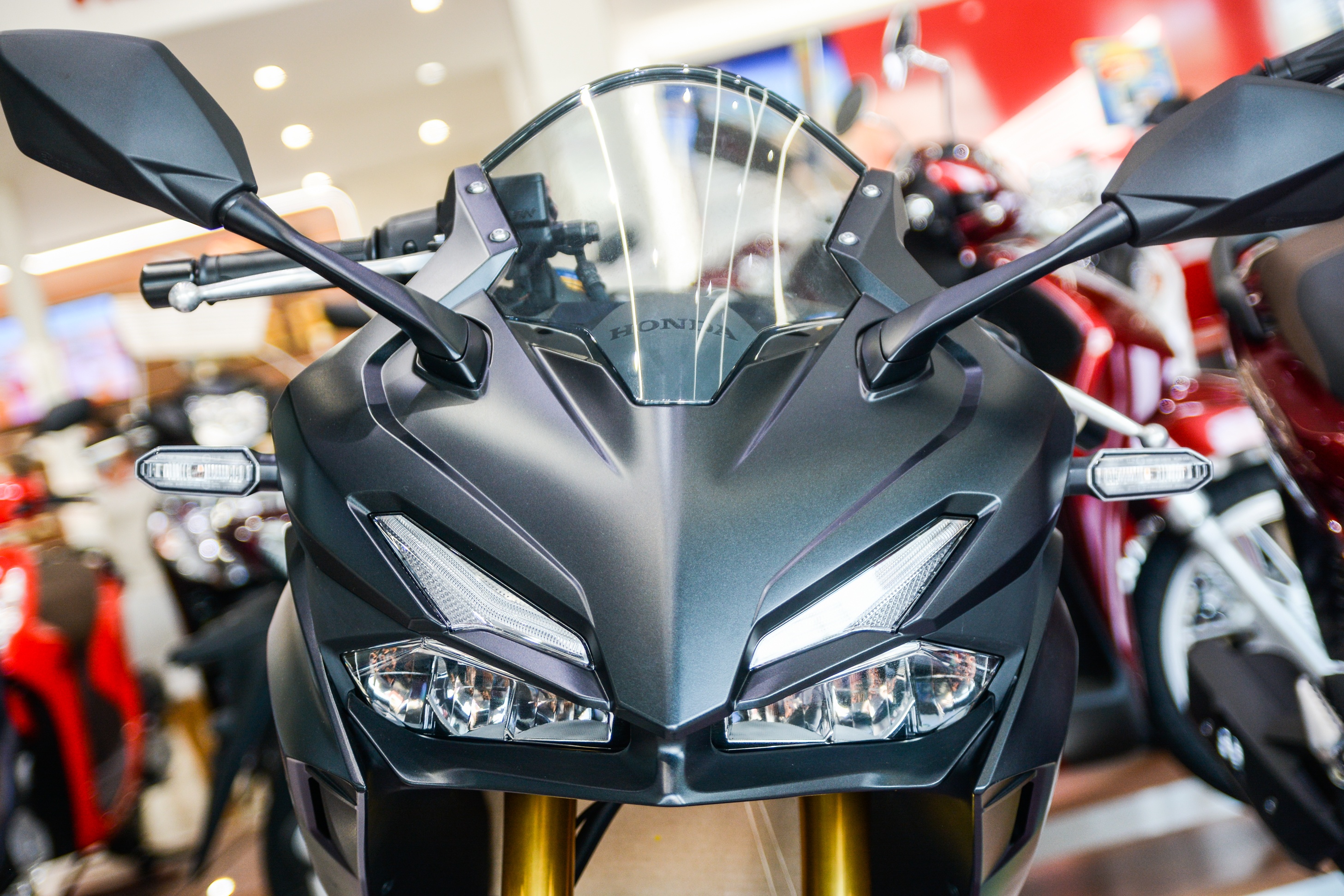 Can canh Honda CBR150R anh 4