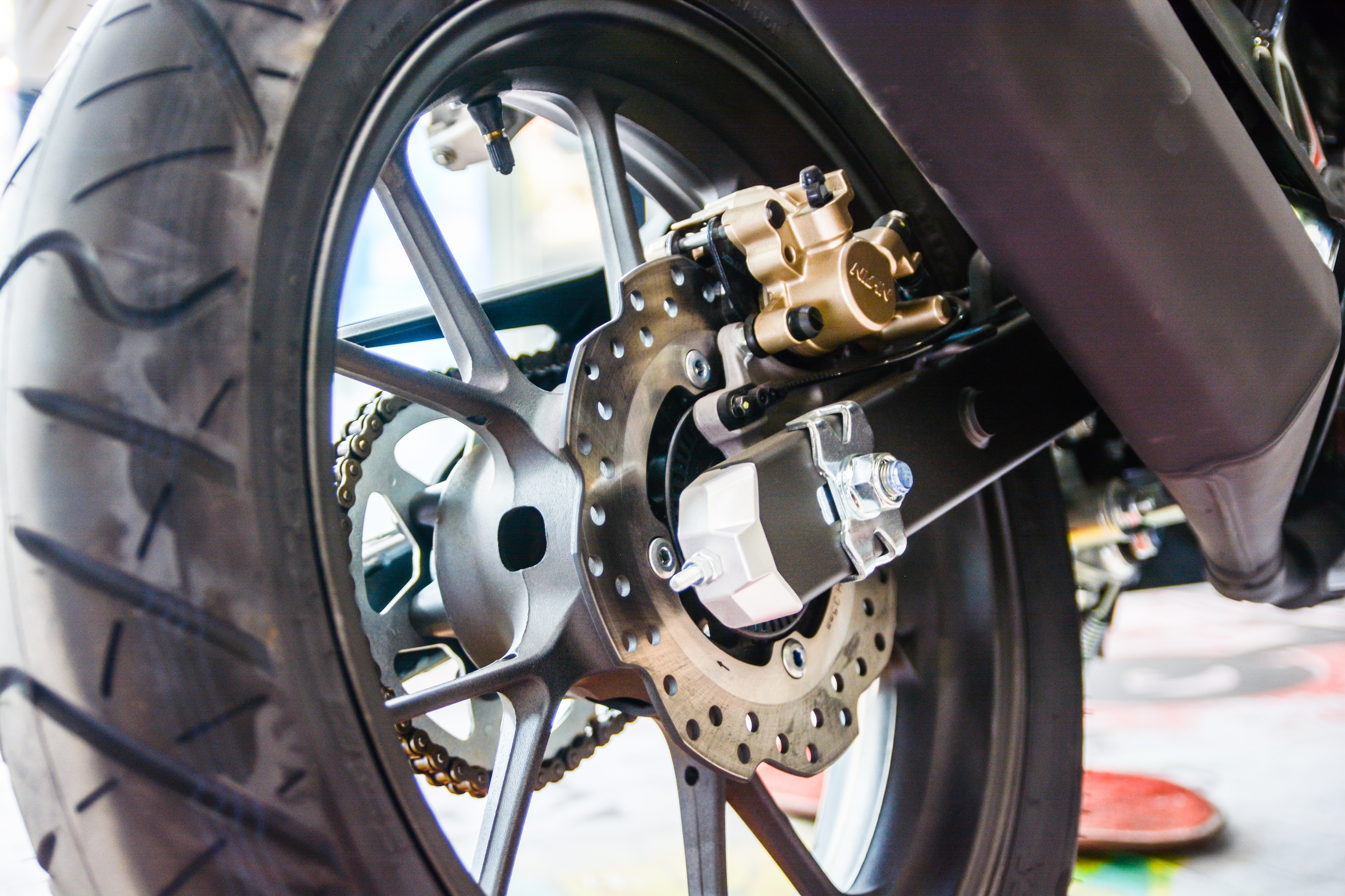 Vi sao dia phanh truoc luon lon hon dia phanh sau anh 2