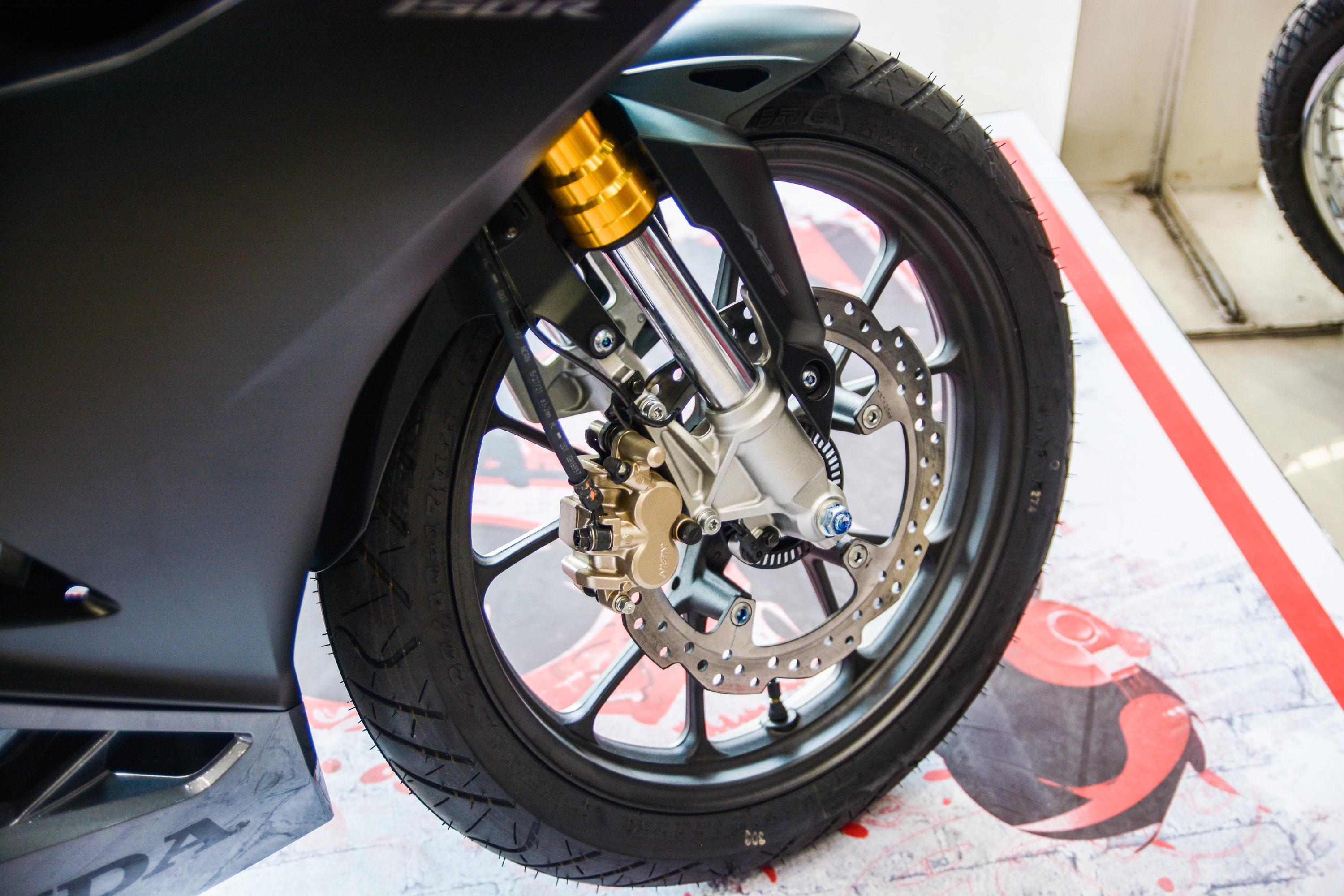 Vi sao dia phanh truoc luon lon hon dia phanh sau anh 1