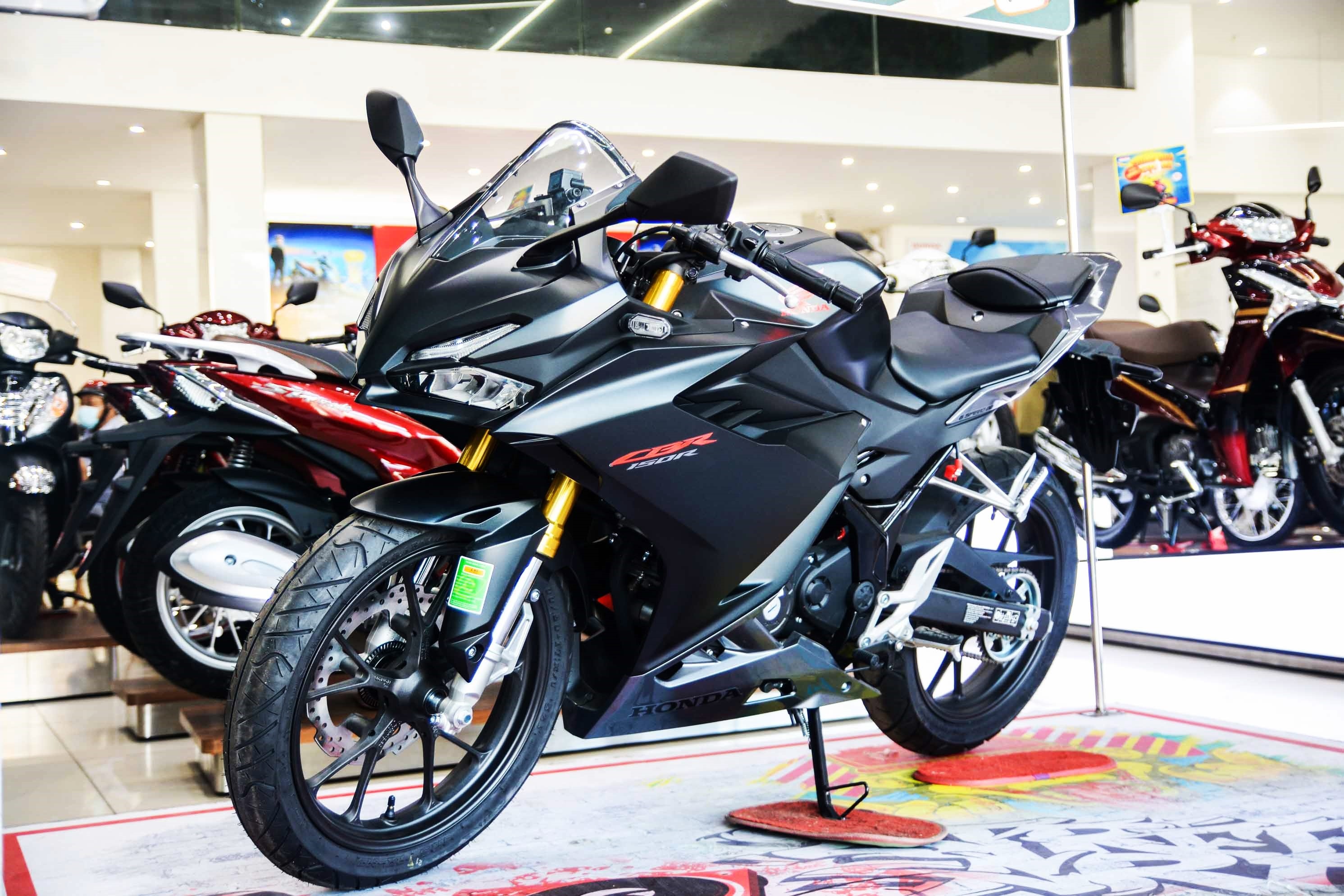 Can canh Honda CBR150R anh 2