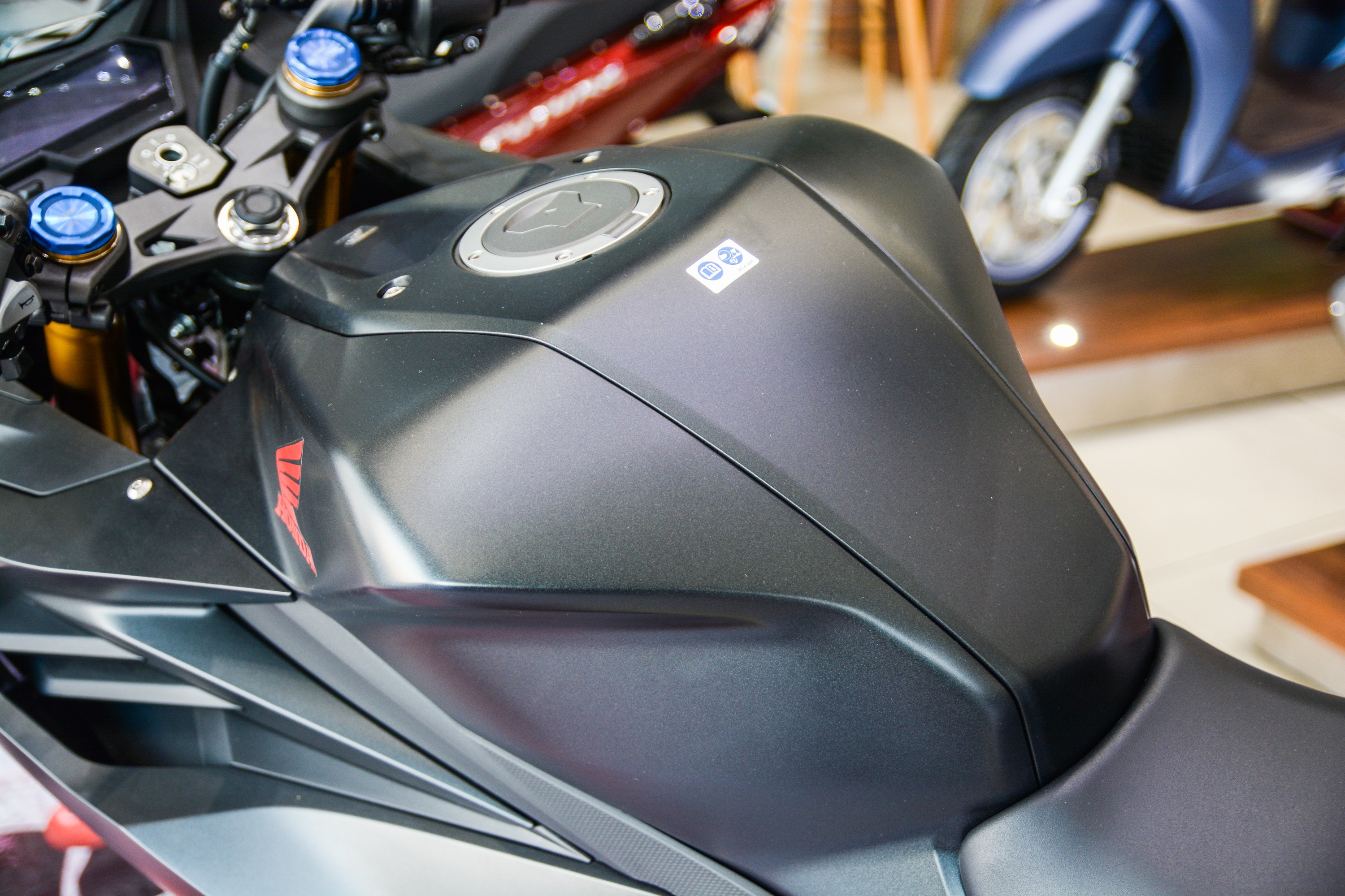 Can canh Honda CBR150R anh 6