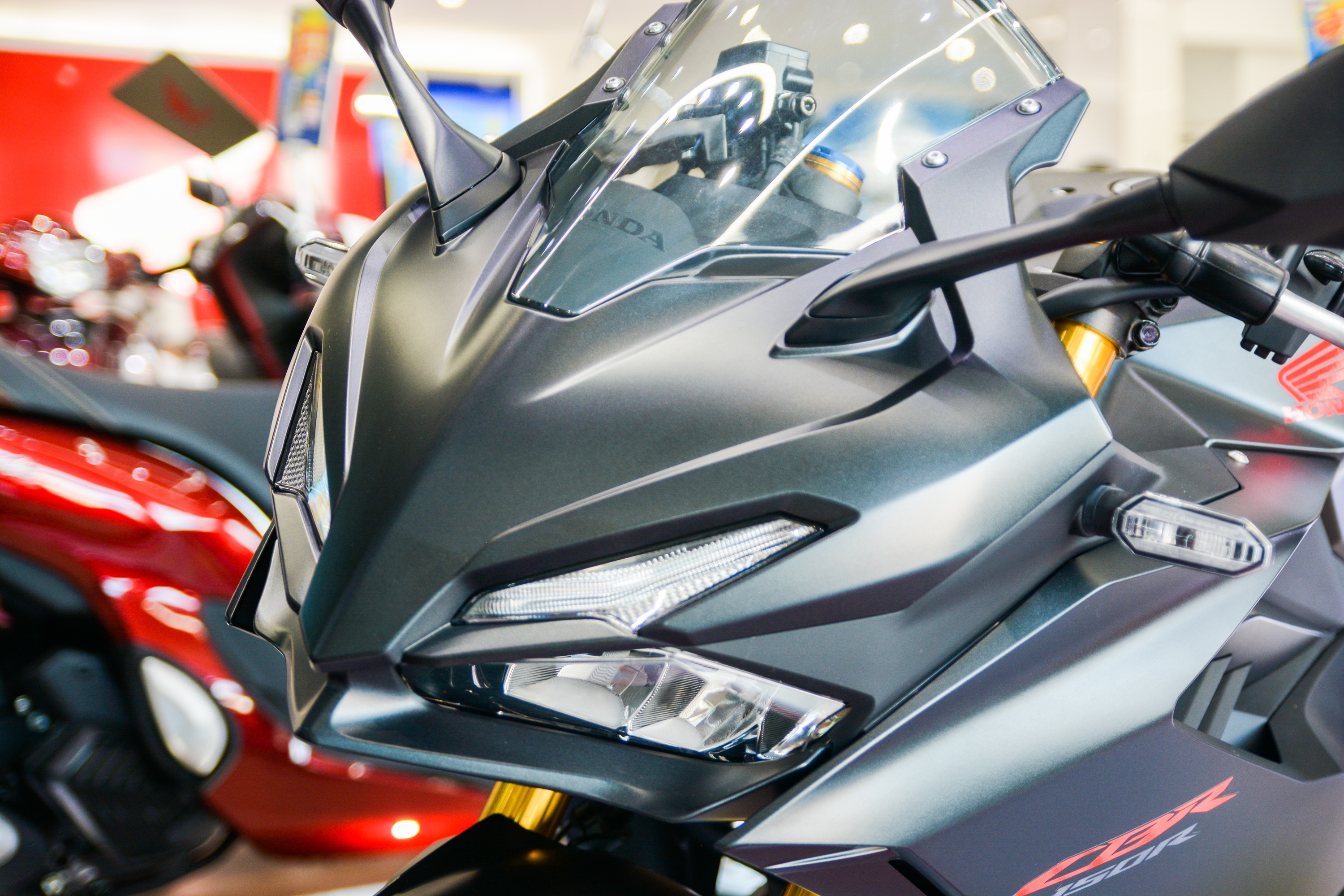 Can canh Honda CBR150R anh 12