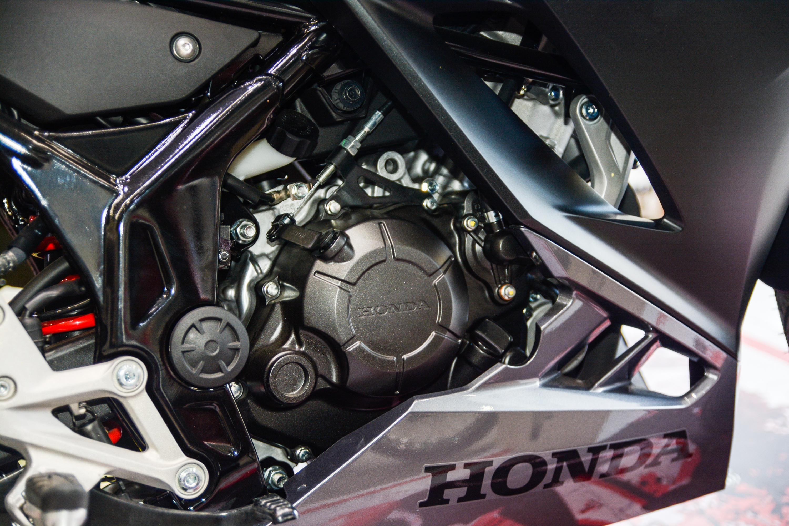 Can canh Honda CBR150R anh 10