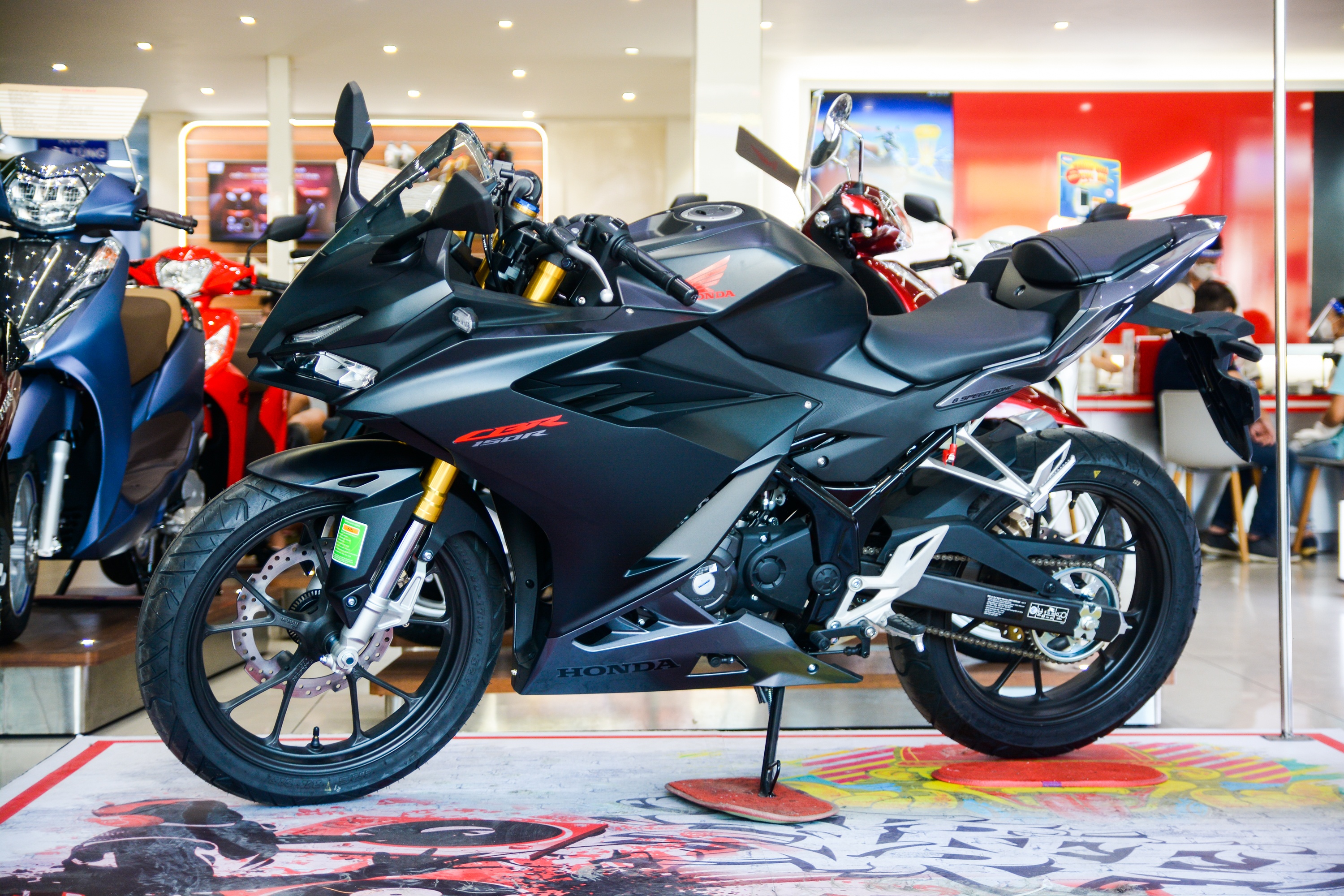 Can canh Honda CBR150R anh 1