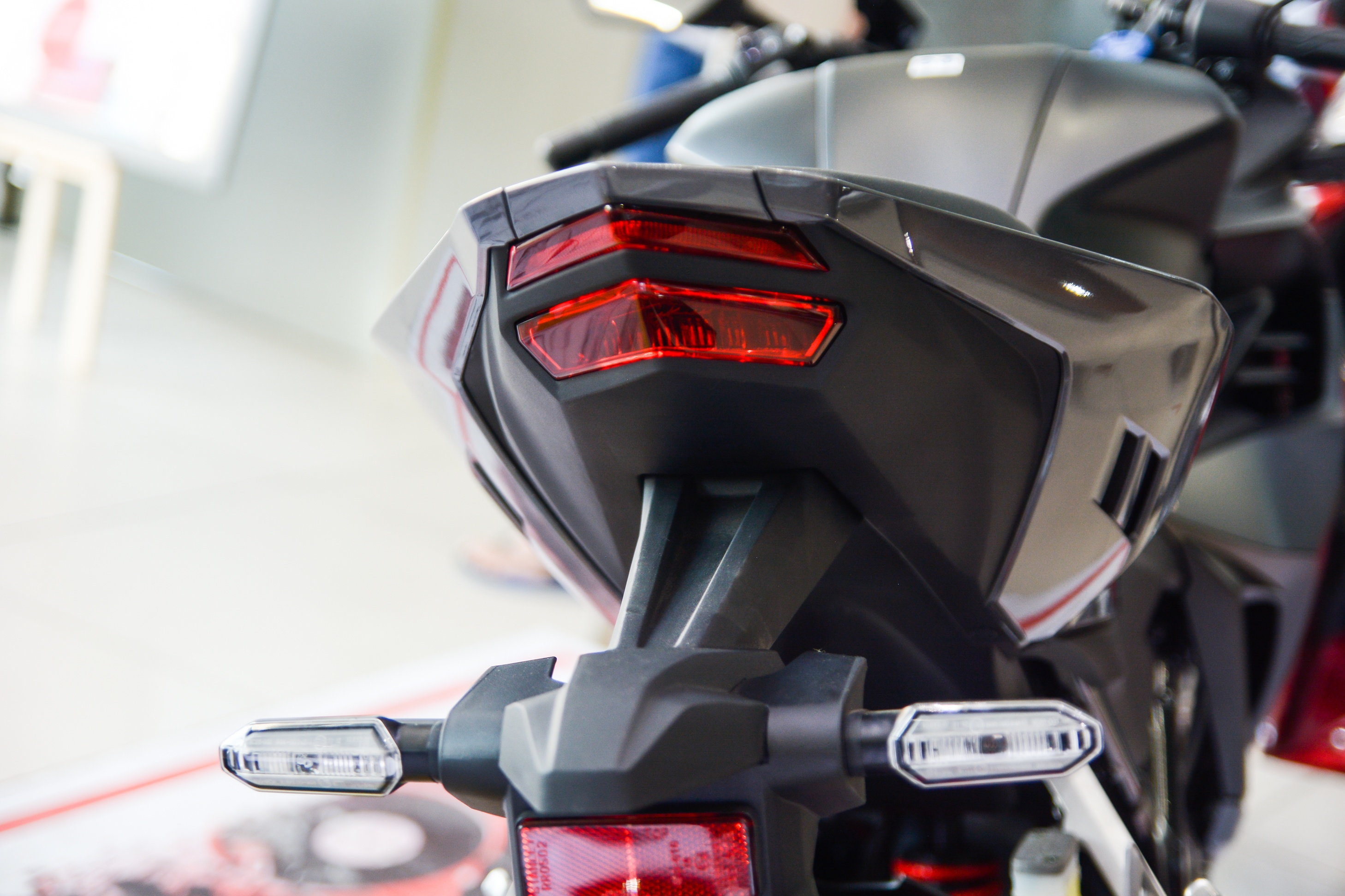 Can canh Honda CBR150R anh 11