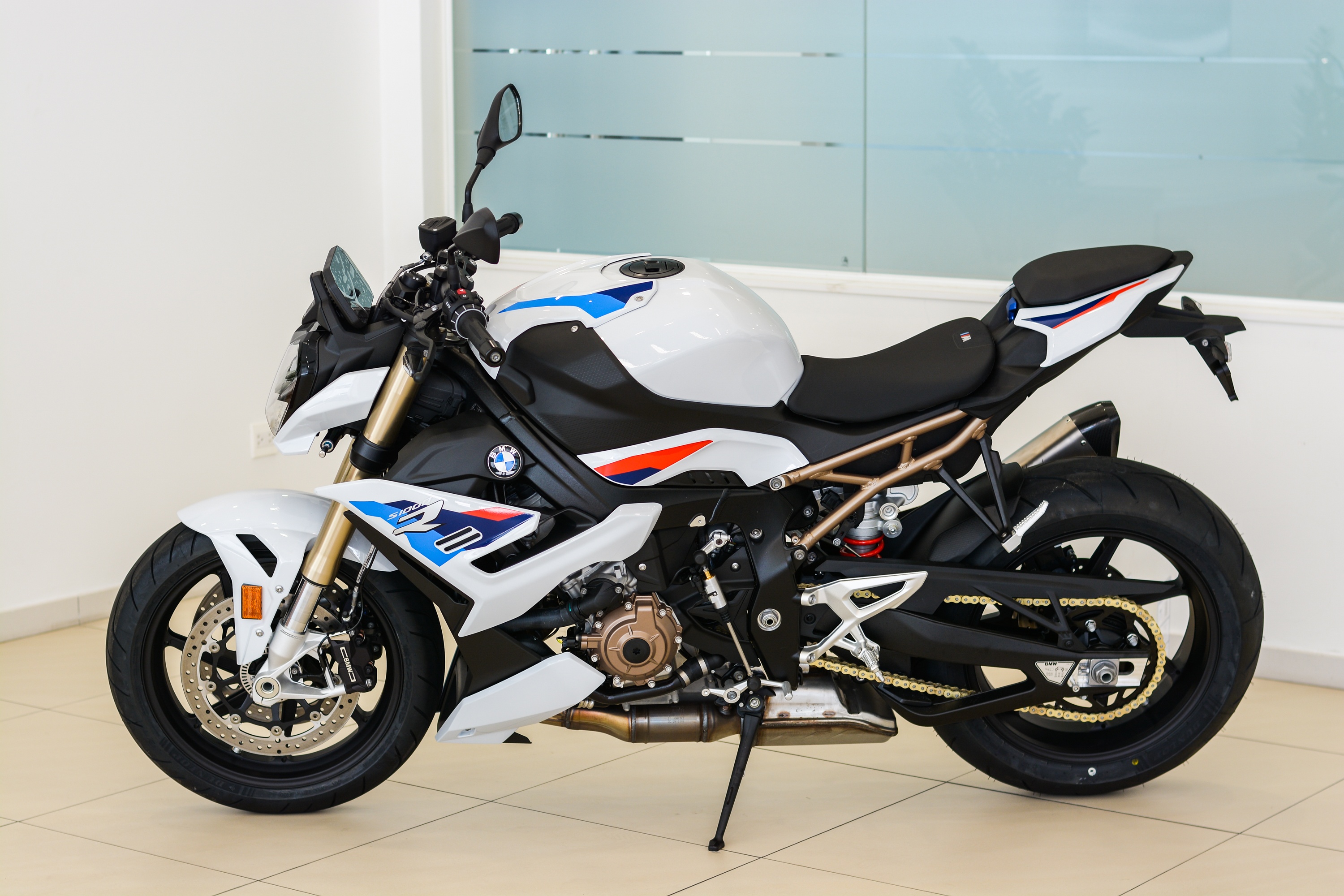 Chi tiet BMW S 1000 R 2021 anh 2