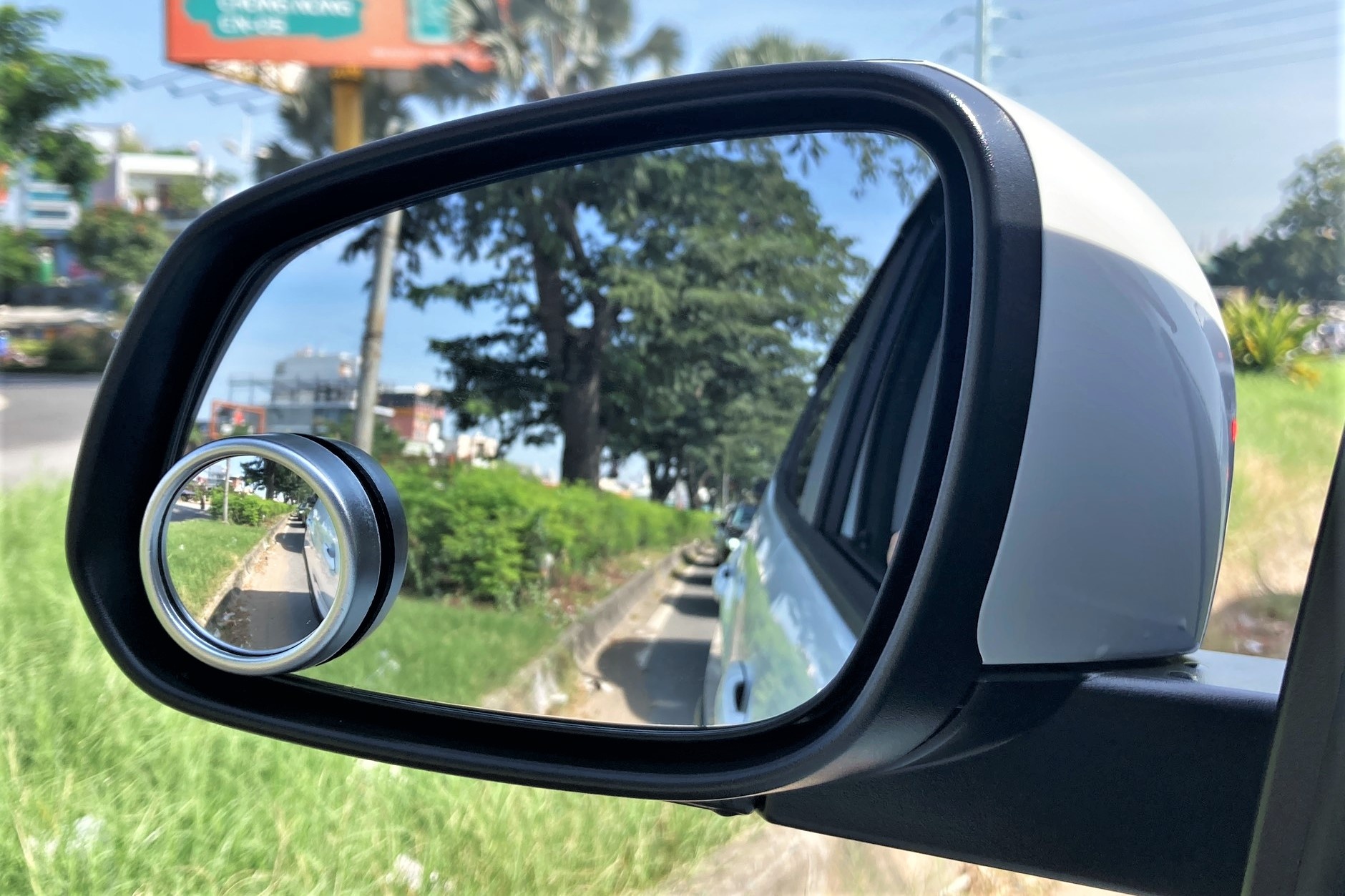 Nhung trang bi nen lap tren oto cho lai moi hinh anh