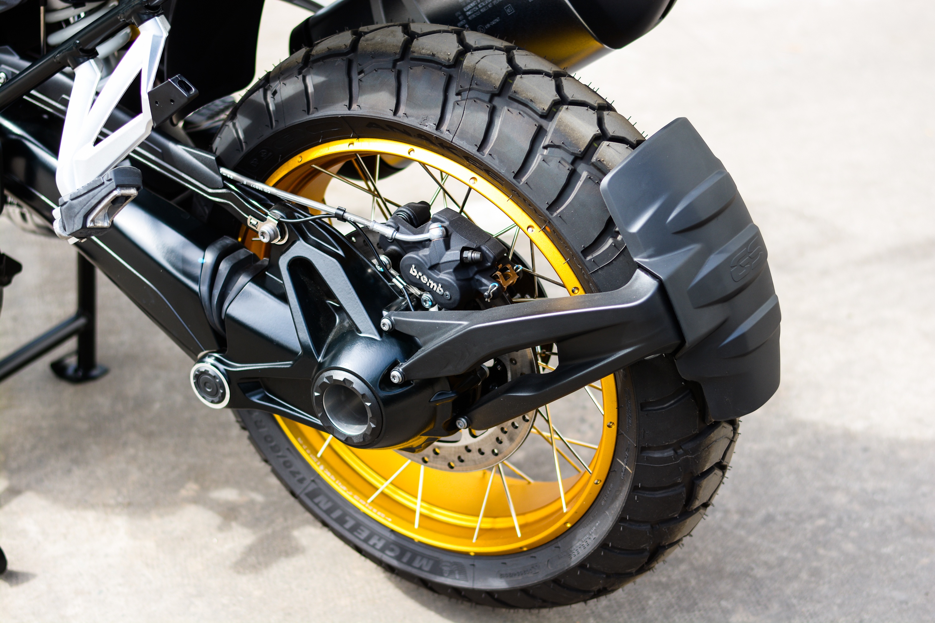 BMW R 1250 GS phien ban dac biet tai Viet Nam anh 11