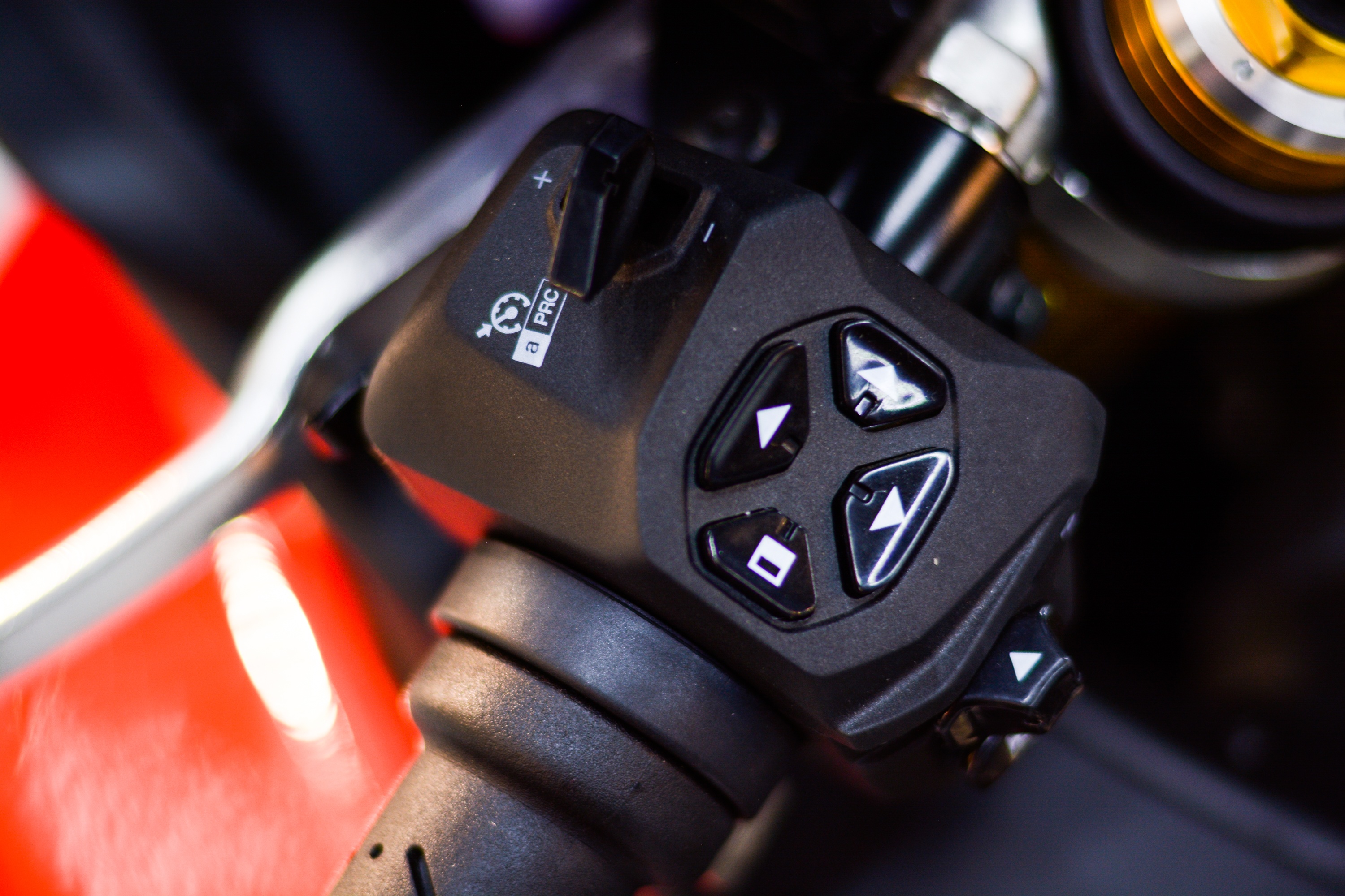 Can canh sieu moto Aprilia RSV4 Factory anh 12