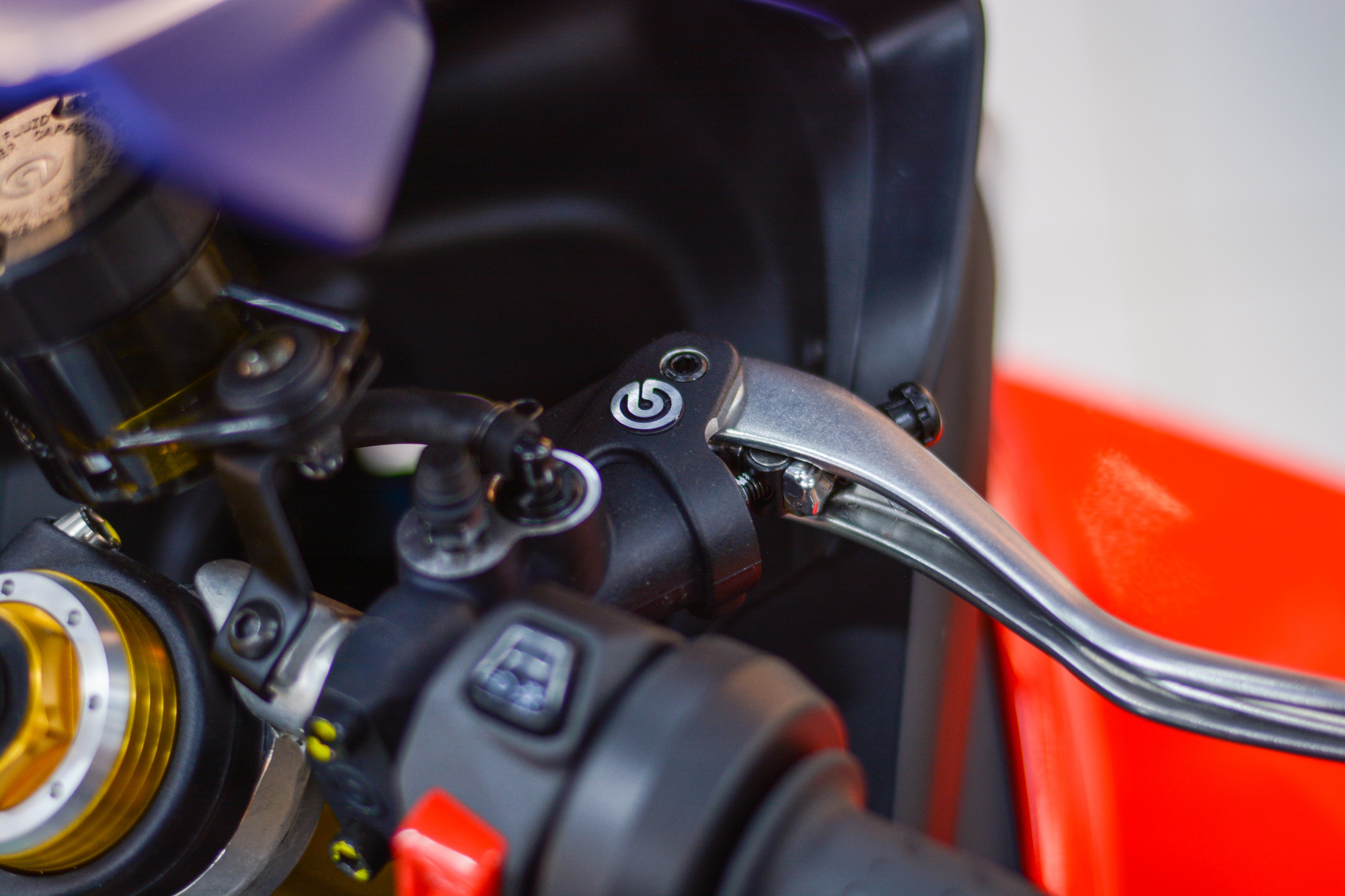 Can canh sieu moto Aprilia RSV4 Factory anh 6