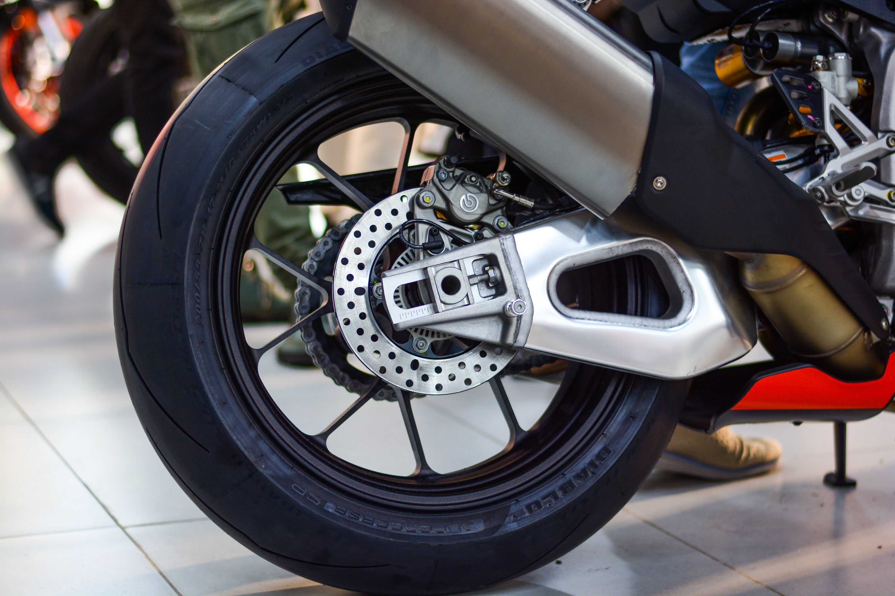 Can canh sieu moto Aprilia RSV4 Factory anh 11