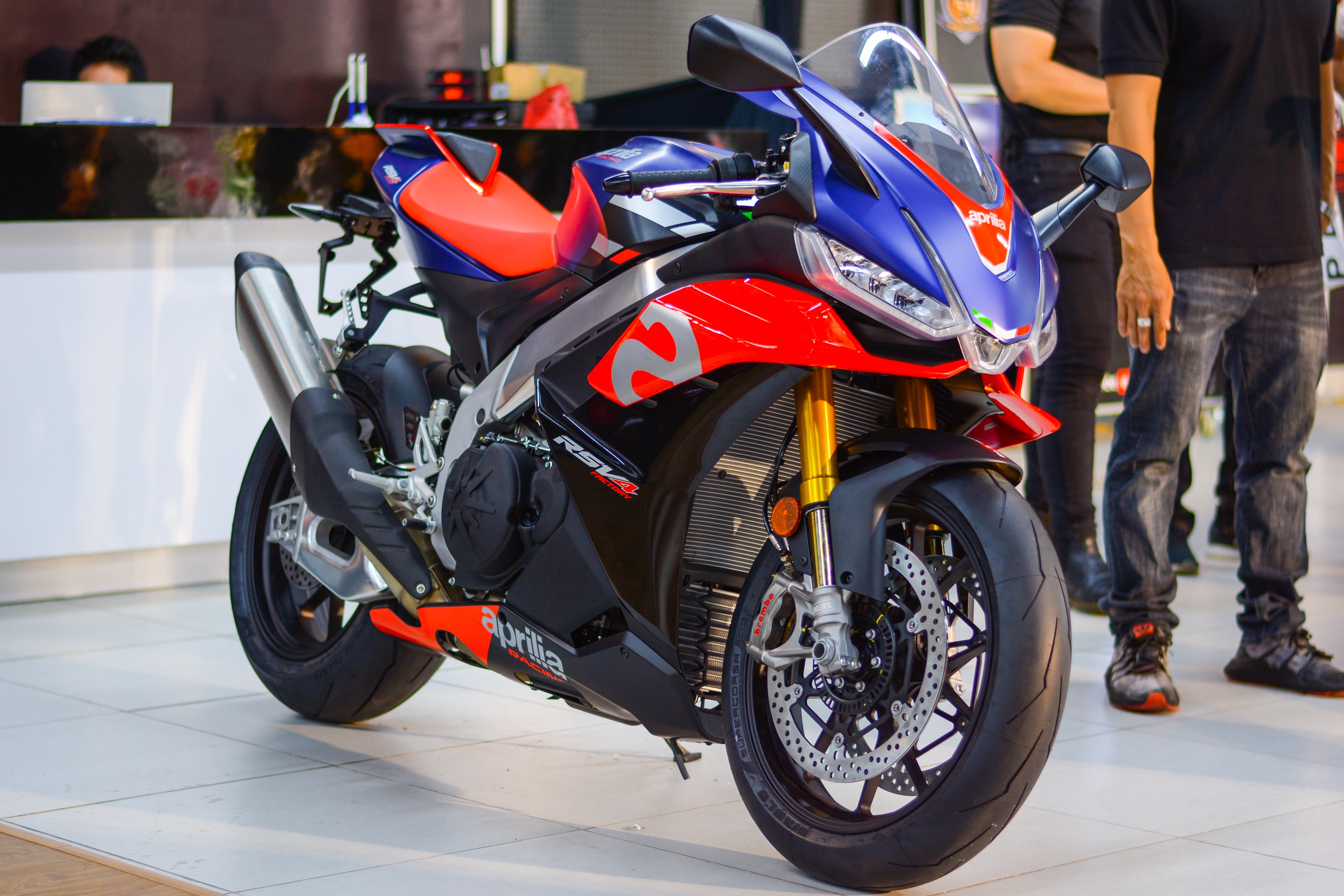 Can canh sieu moto Aprilia RSV4 Factory anh 13