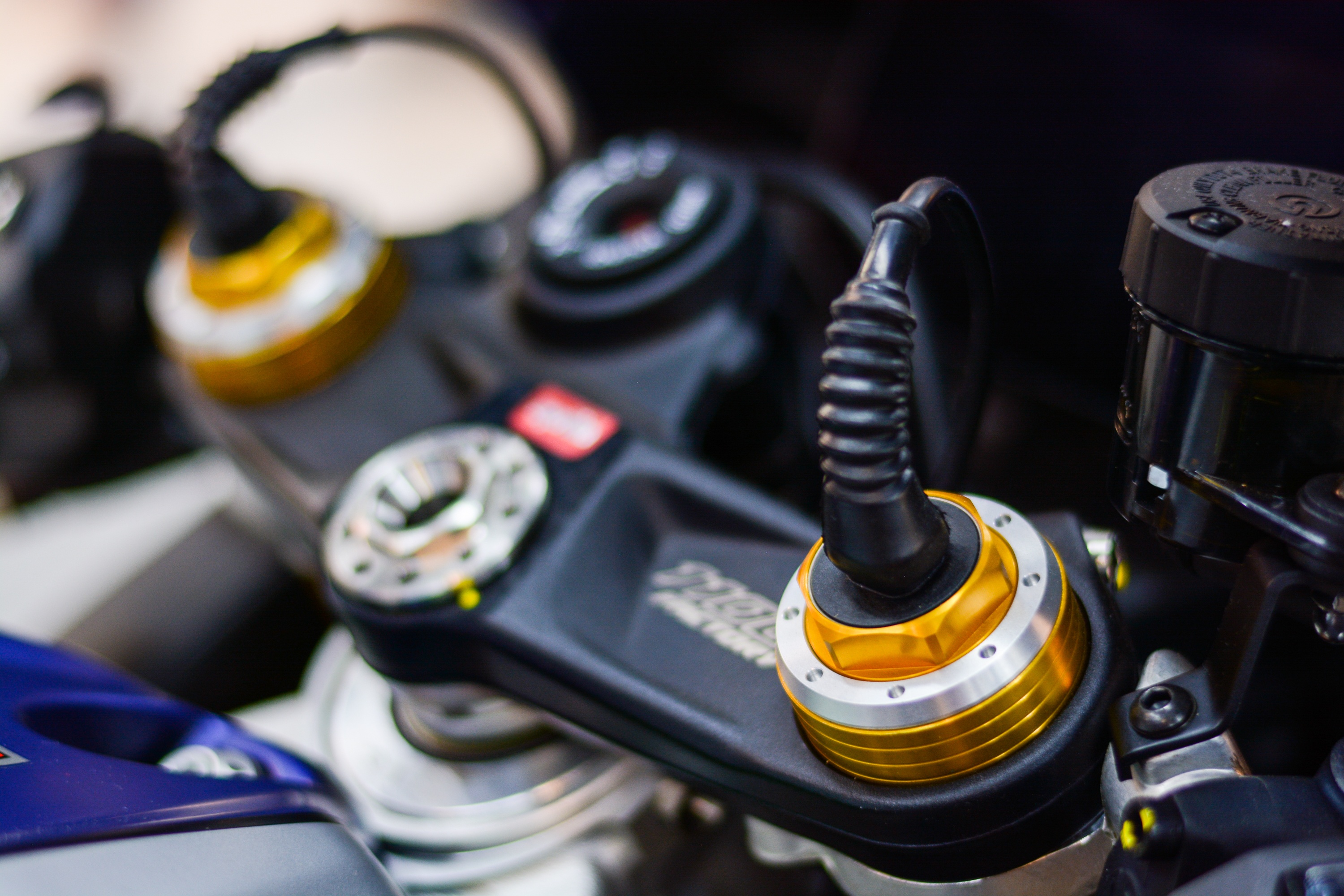 Can canh sieu moto Aprilia RSV4 Factory anh 10