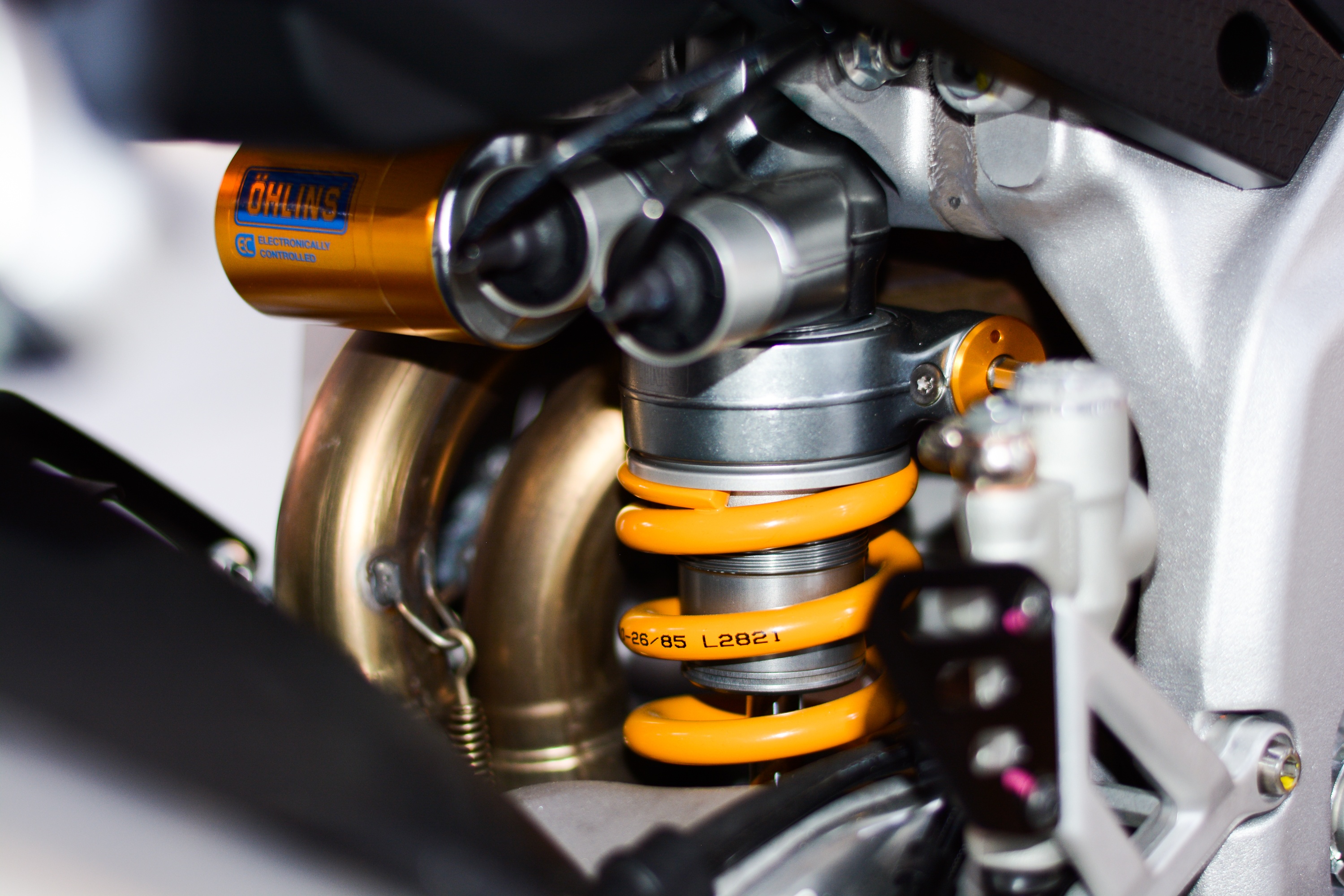 Can canh sieu moto Aprilia RSV4 Factory anh 9