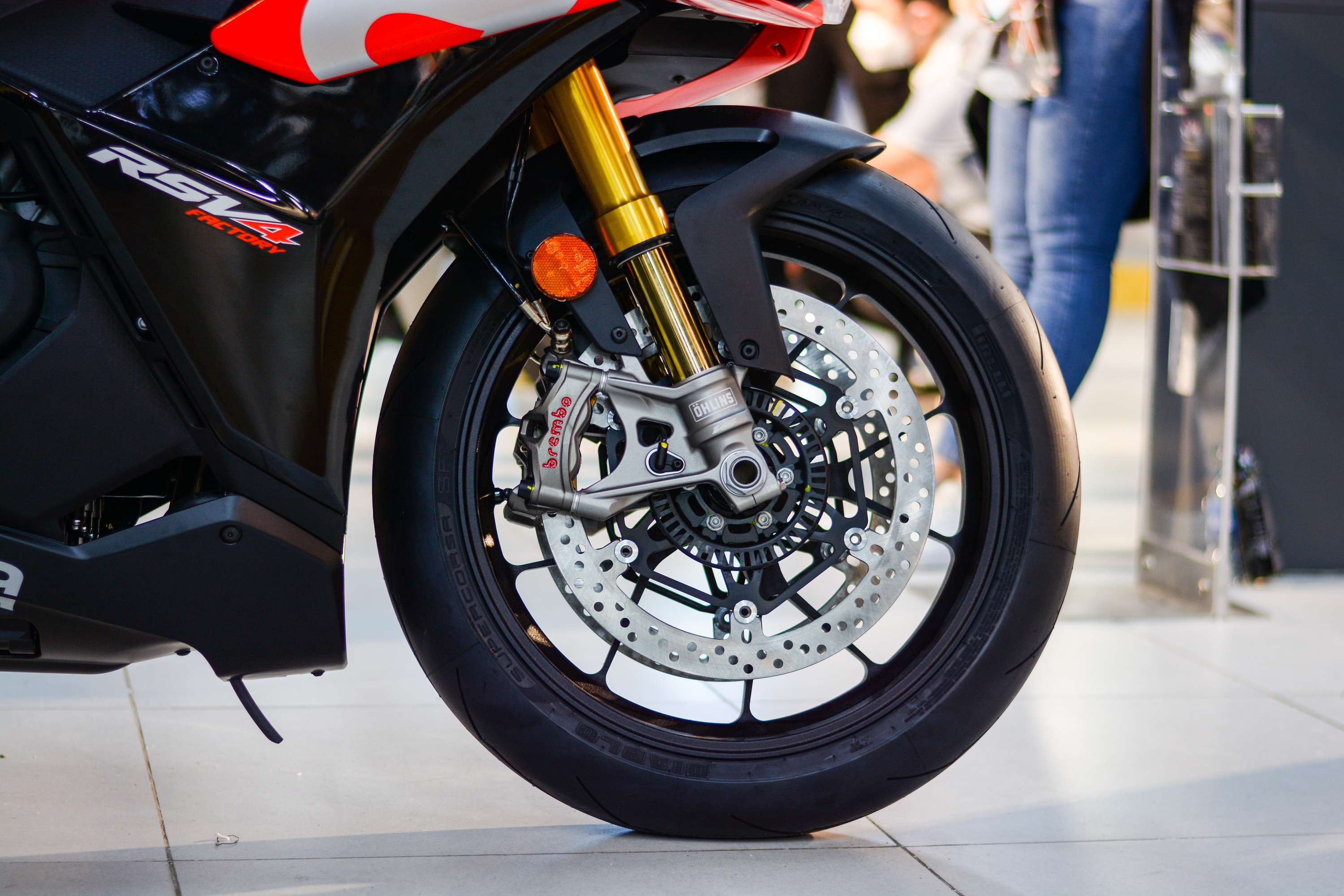 Can canh sieu moto Aprilia RSV4 Factory anh 5