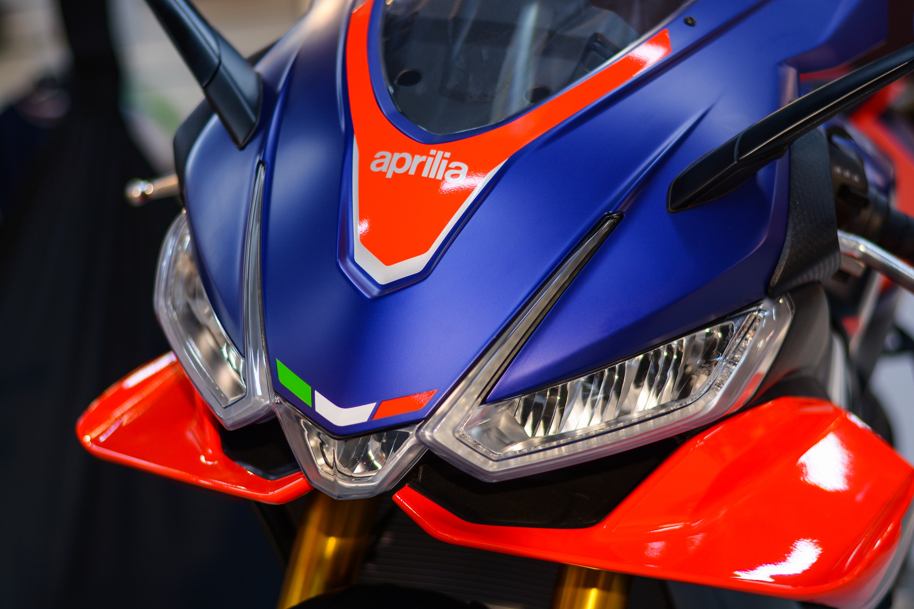 Can canh sieu moto Aprilia RSV4 Factory anh 3