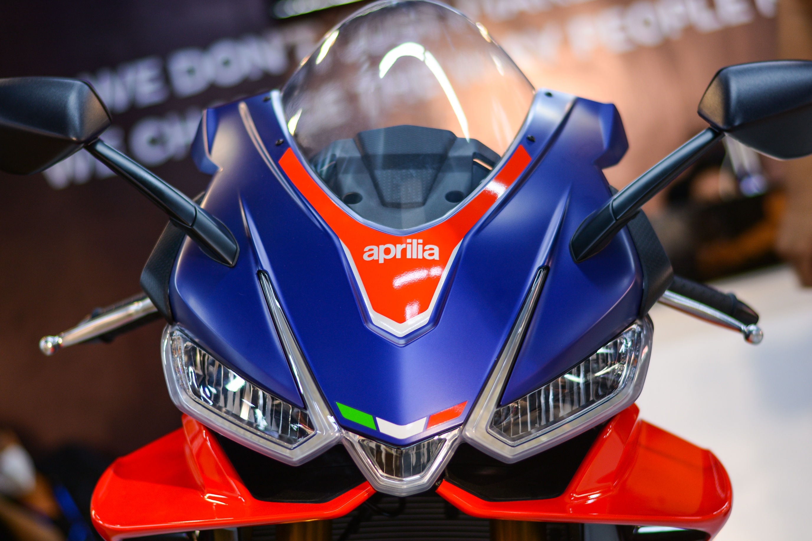 Can canh sieu moto Aprilia RSV4 Factory anh 4