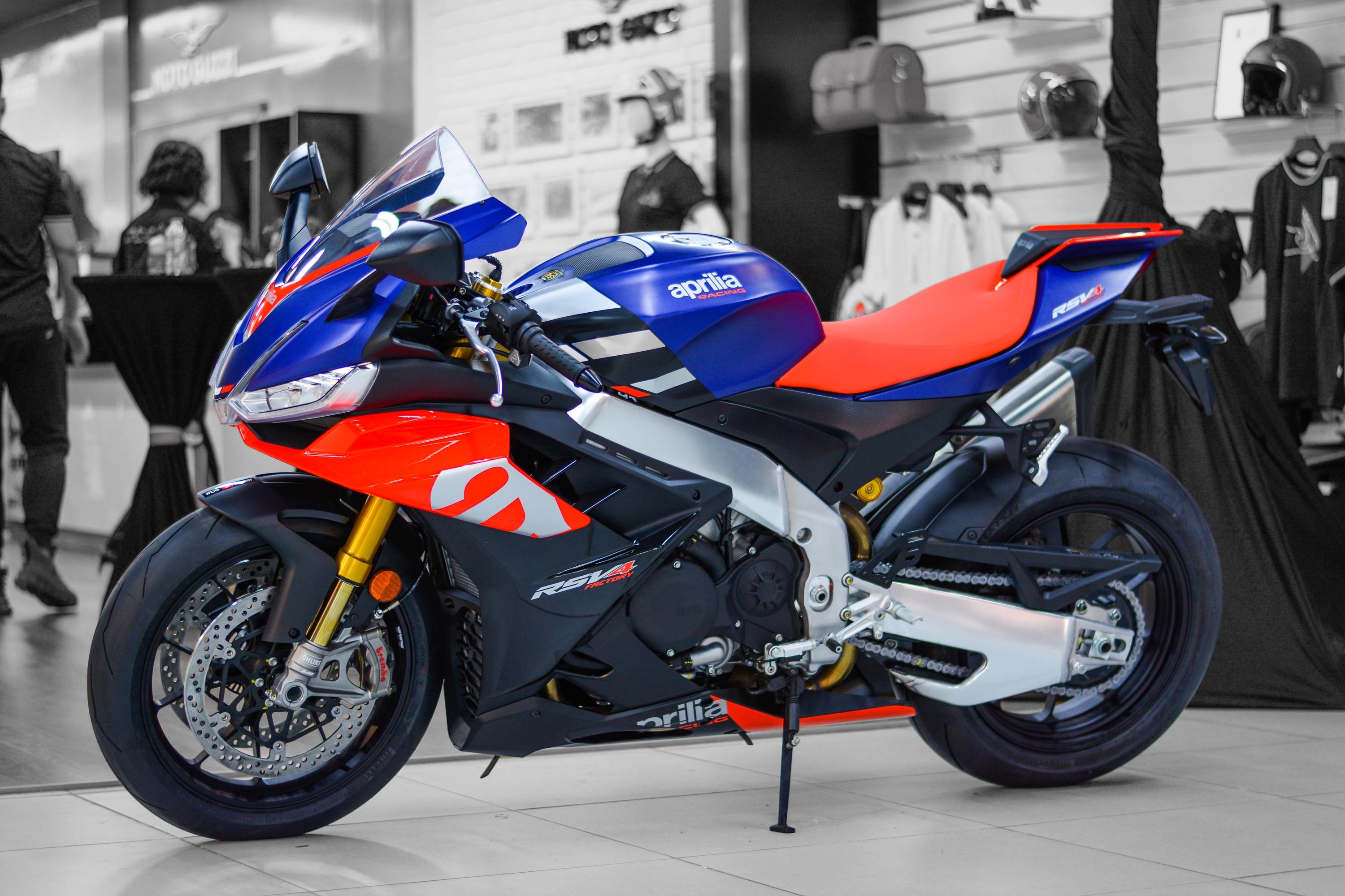 Can canh sieu moto Aprilia RSV4 Factory 1100 chinh hang tai Viet Nam hinh anh