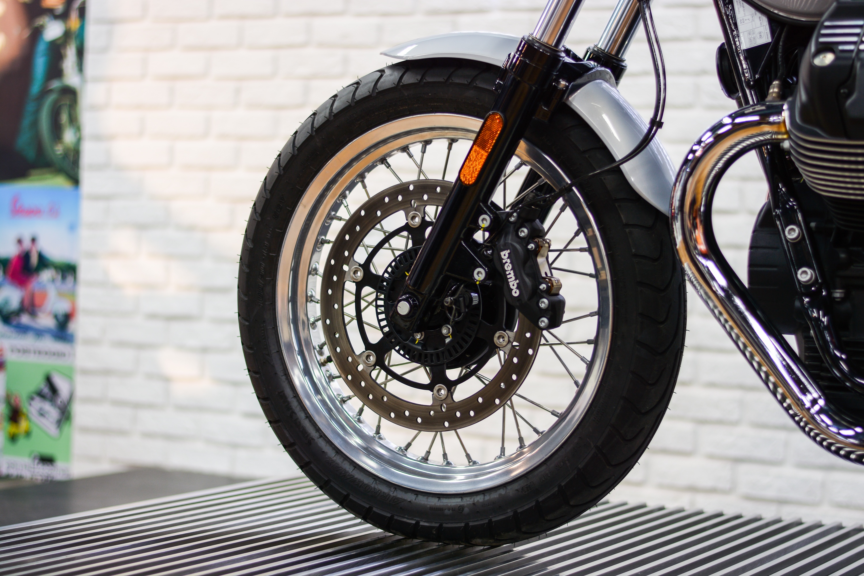 Moto Guzzi V7 ban chinh hang tai Viet Nam anh 4