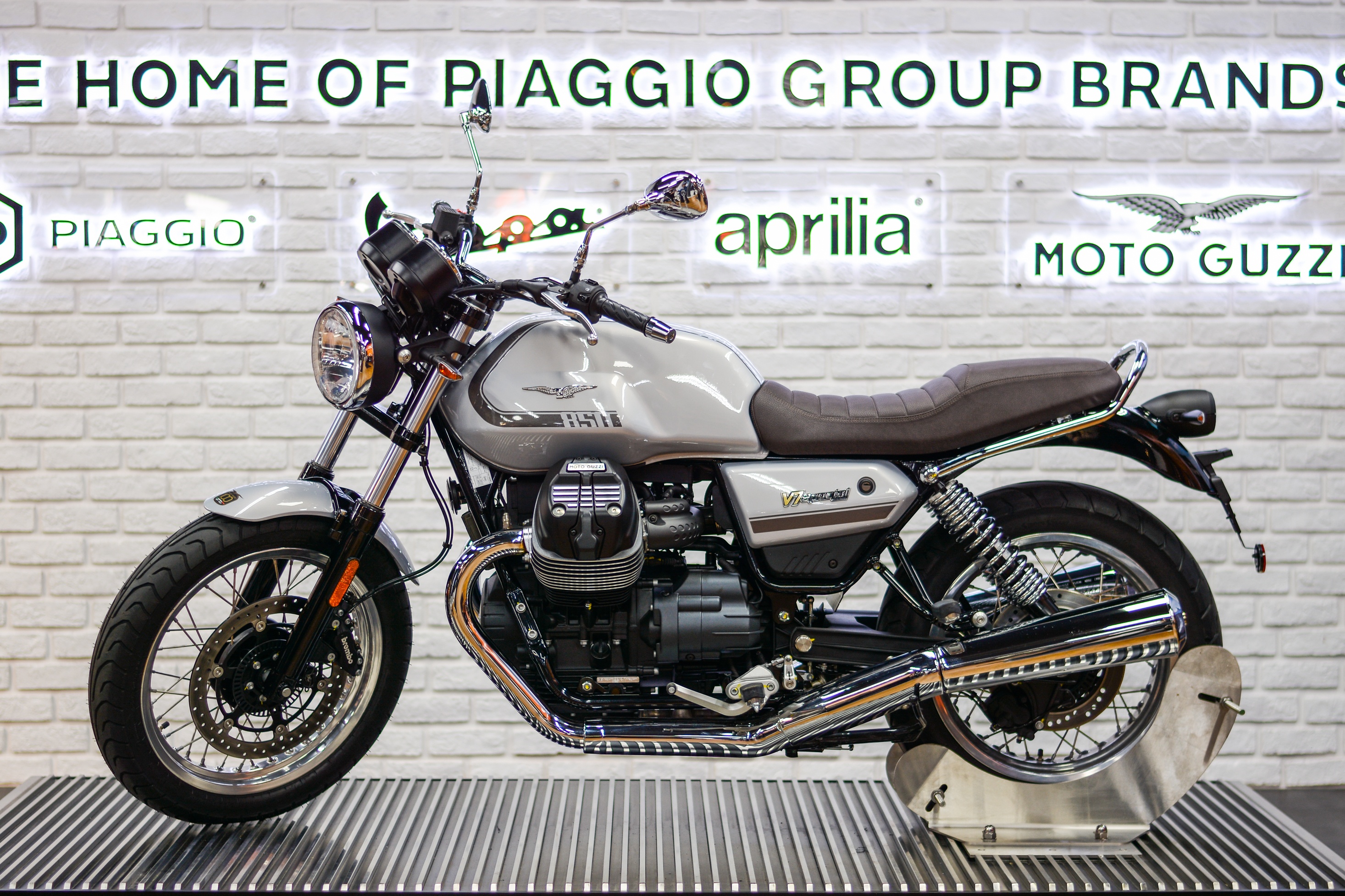 Moto Guzzi V7 ban chinh hang tai Viet Nam co gi dac biet? hinh anh