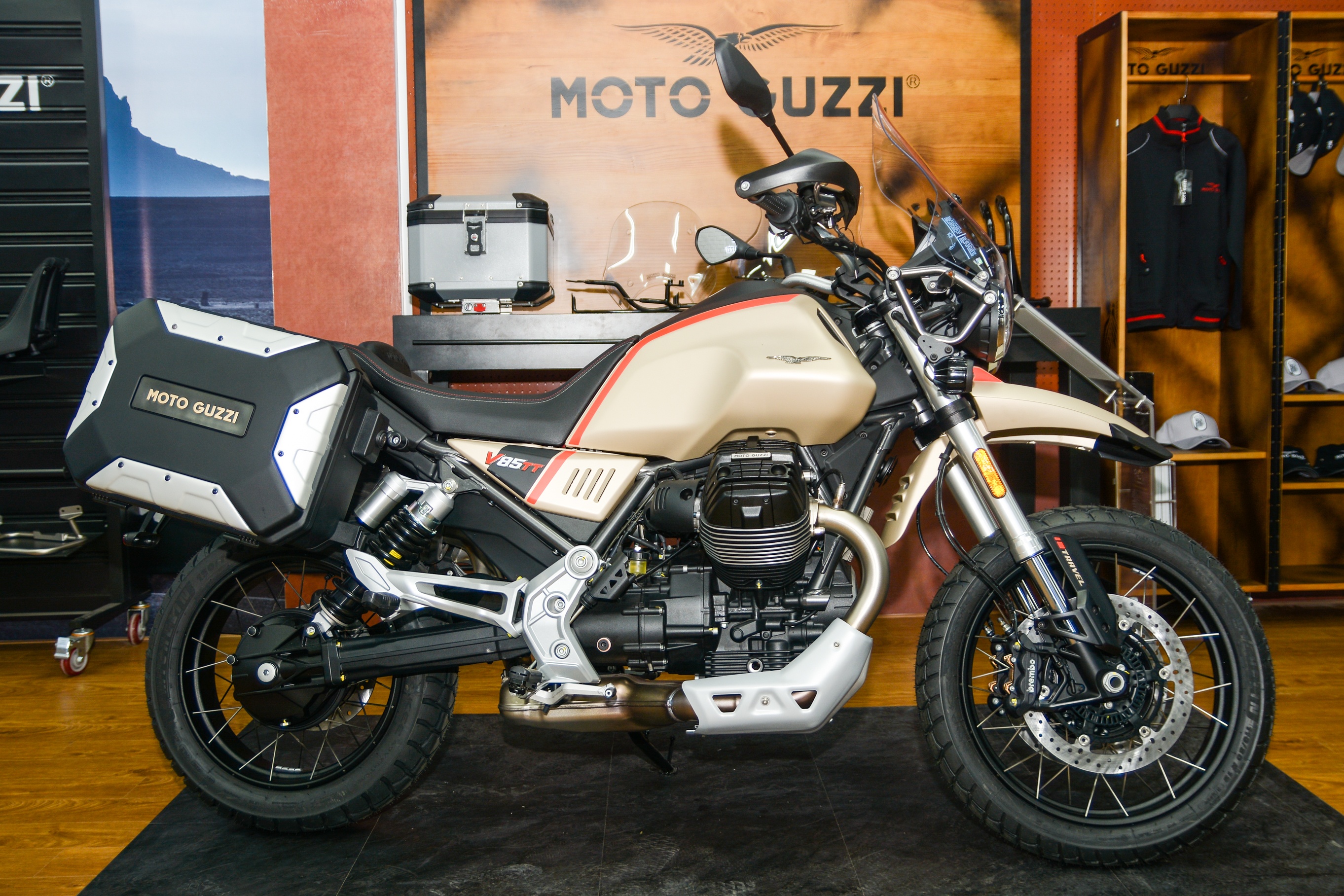 moto phuot Moto Guzzi V85 TT anh 2