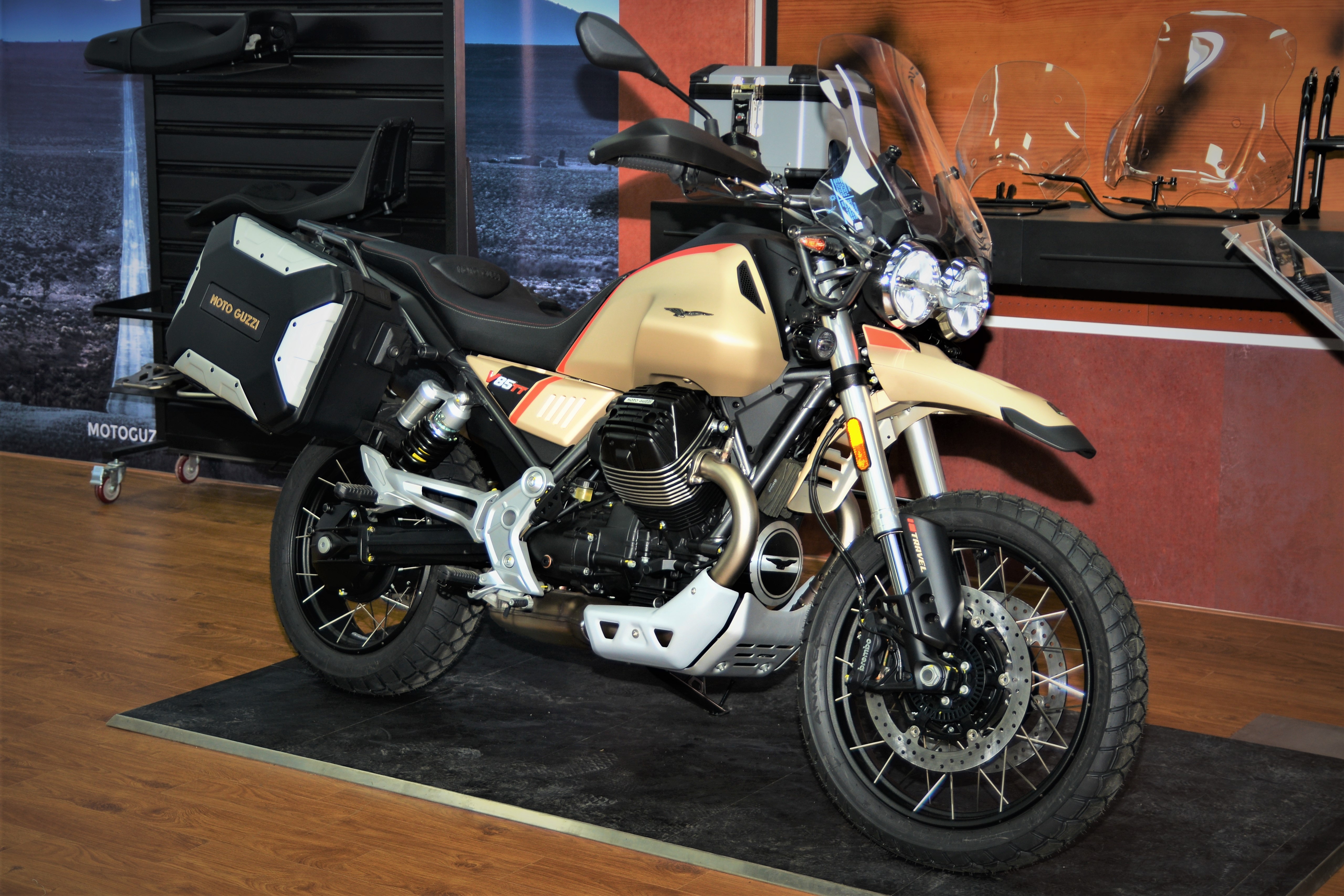 Can canh moto phuot Moto Guzzi V85 TT vua mo ban tai Viet Nam hinh anh