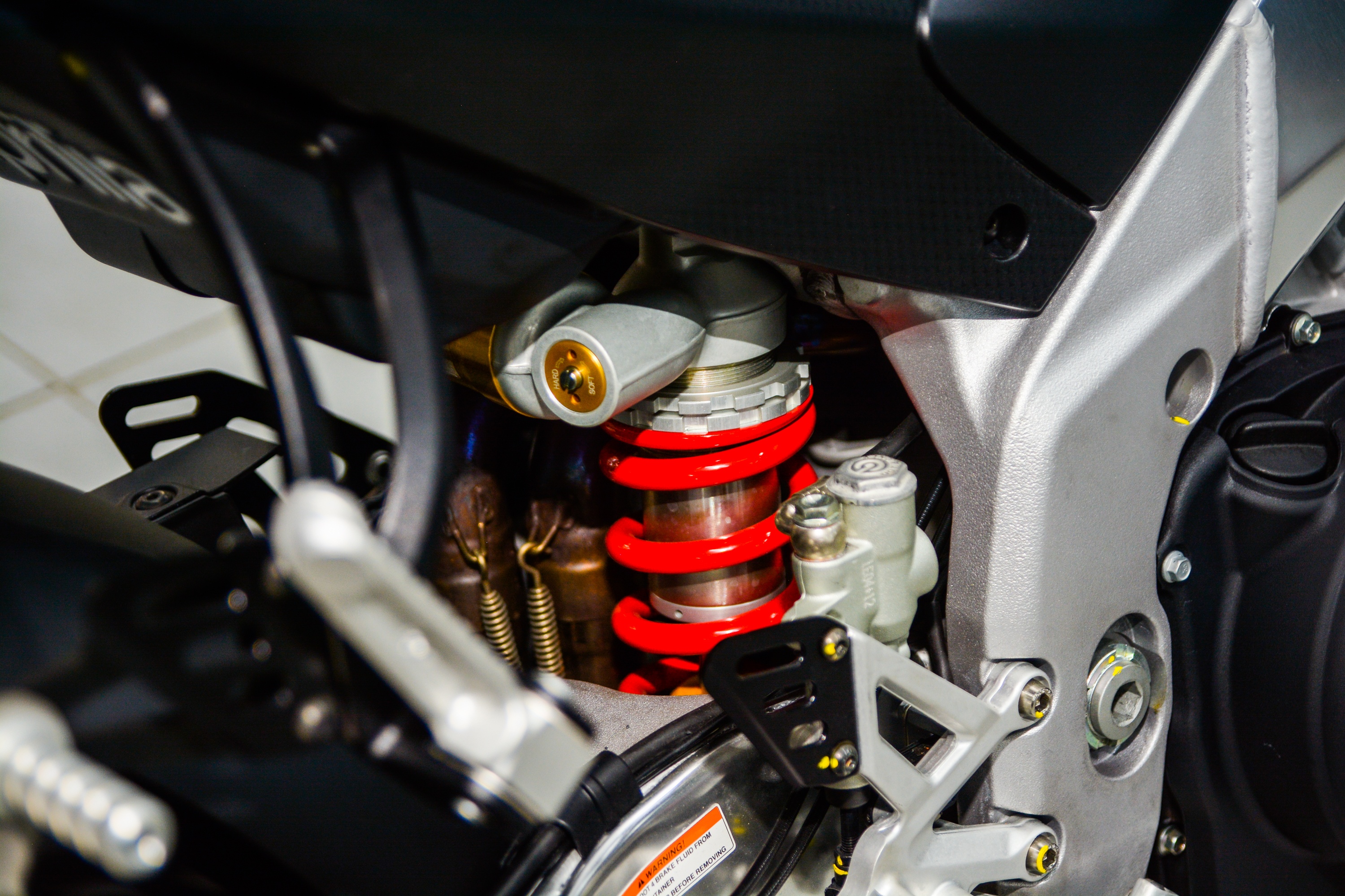 Chi tiet Aprilia Tuono V4 tai Viet Nam anh 9