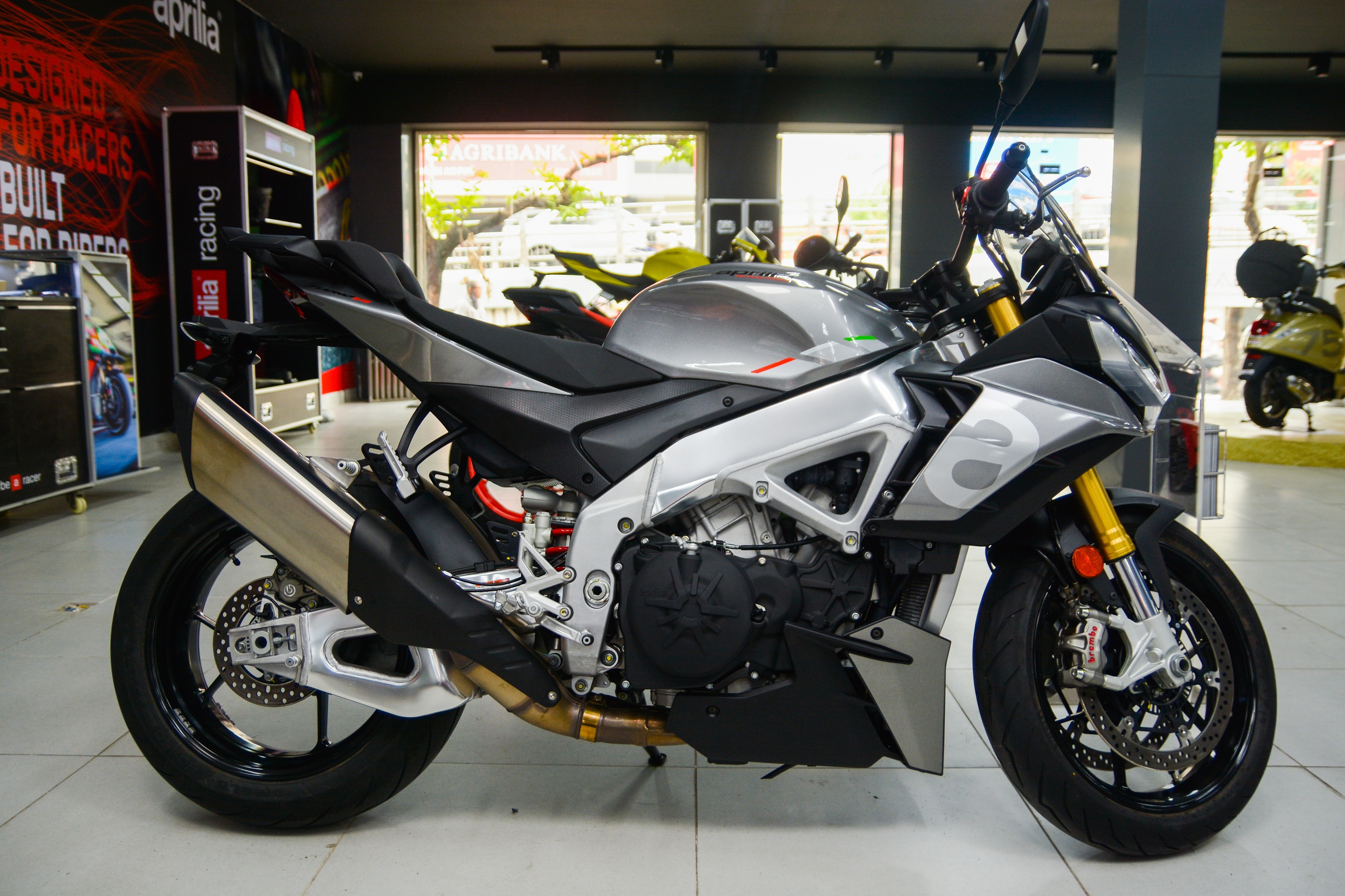 Chi tiet Aprilia Tuono V4 tai Viet Nam anh 12