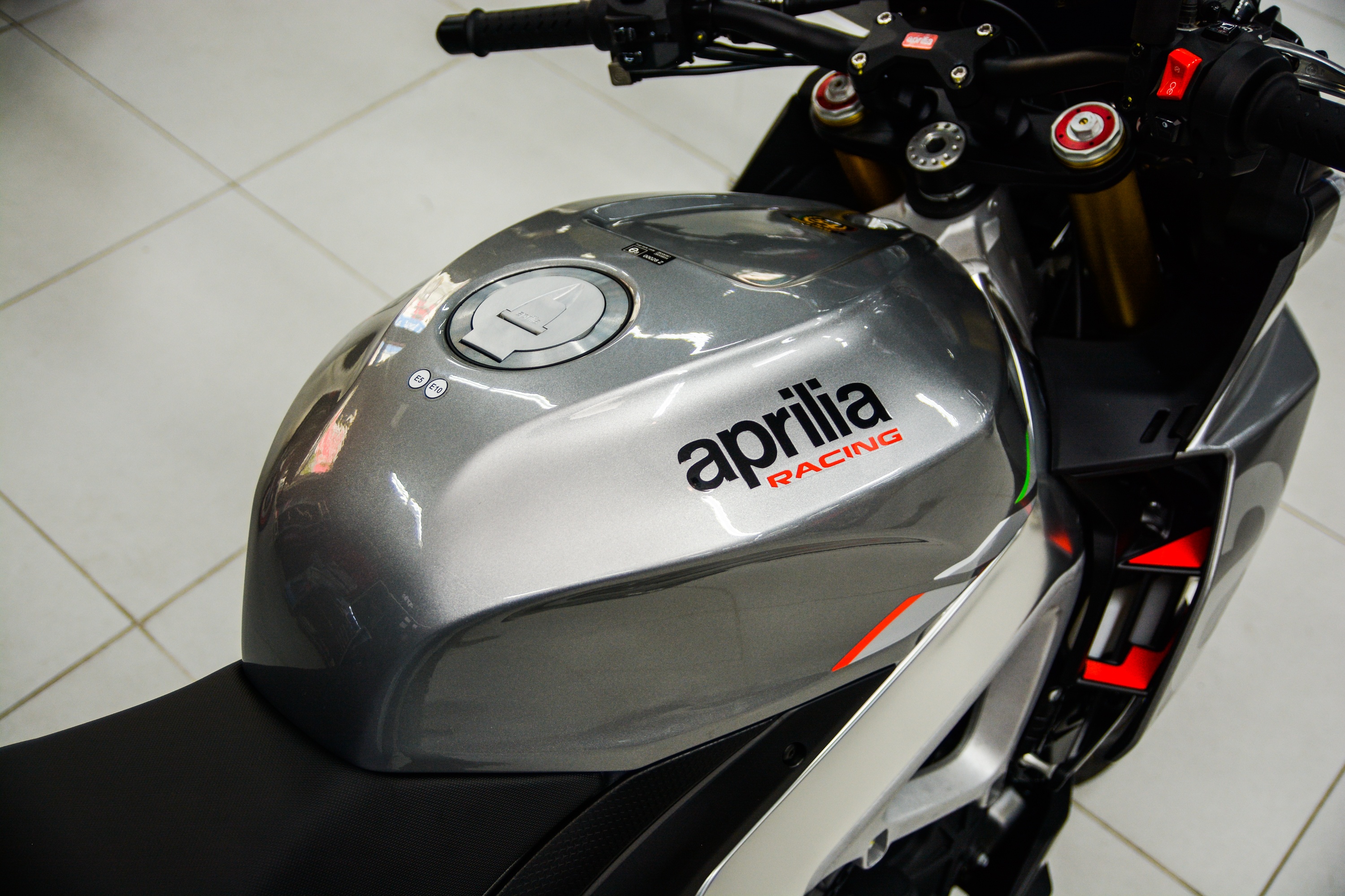 Chi tiet Aprilia Tuono V4 tai Viet Nam anh 7
