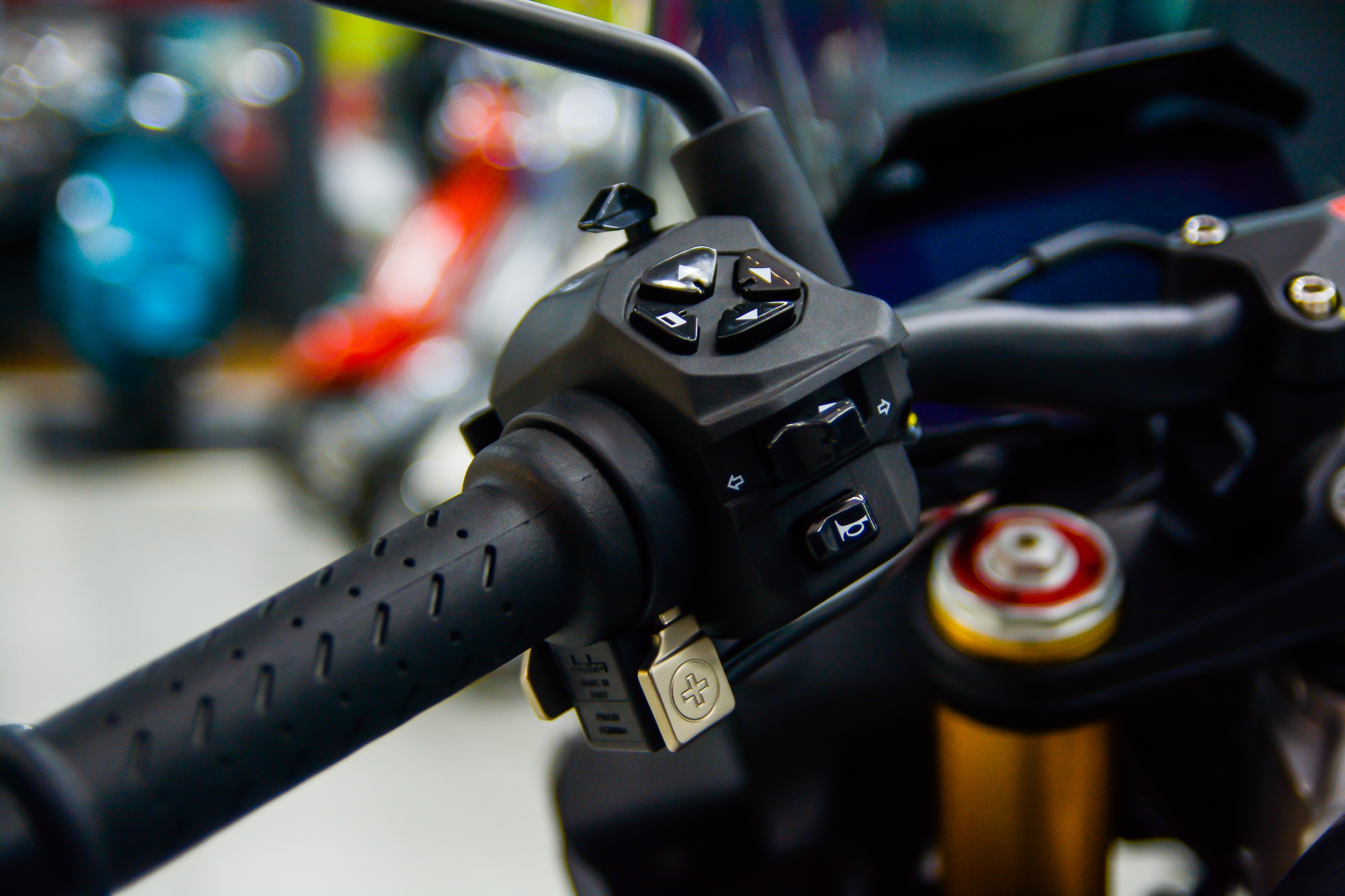 Chi tiet Aprilia Tuono V4 tai Viet Nam anh 6